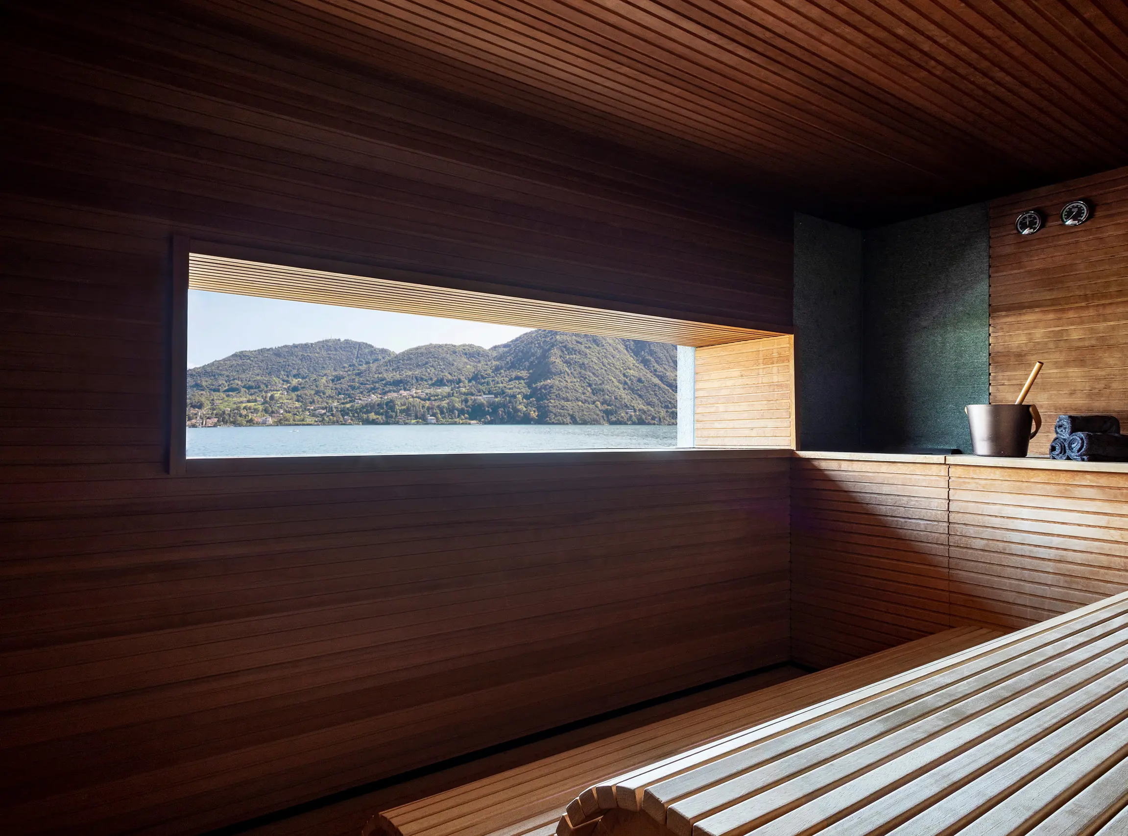 Grand Hotel Tremezzo: modern spa interior with wood walls and water feature facing lake views