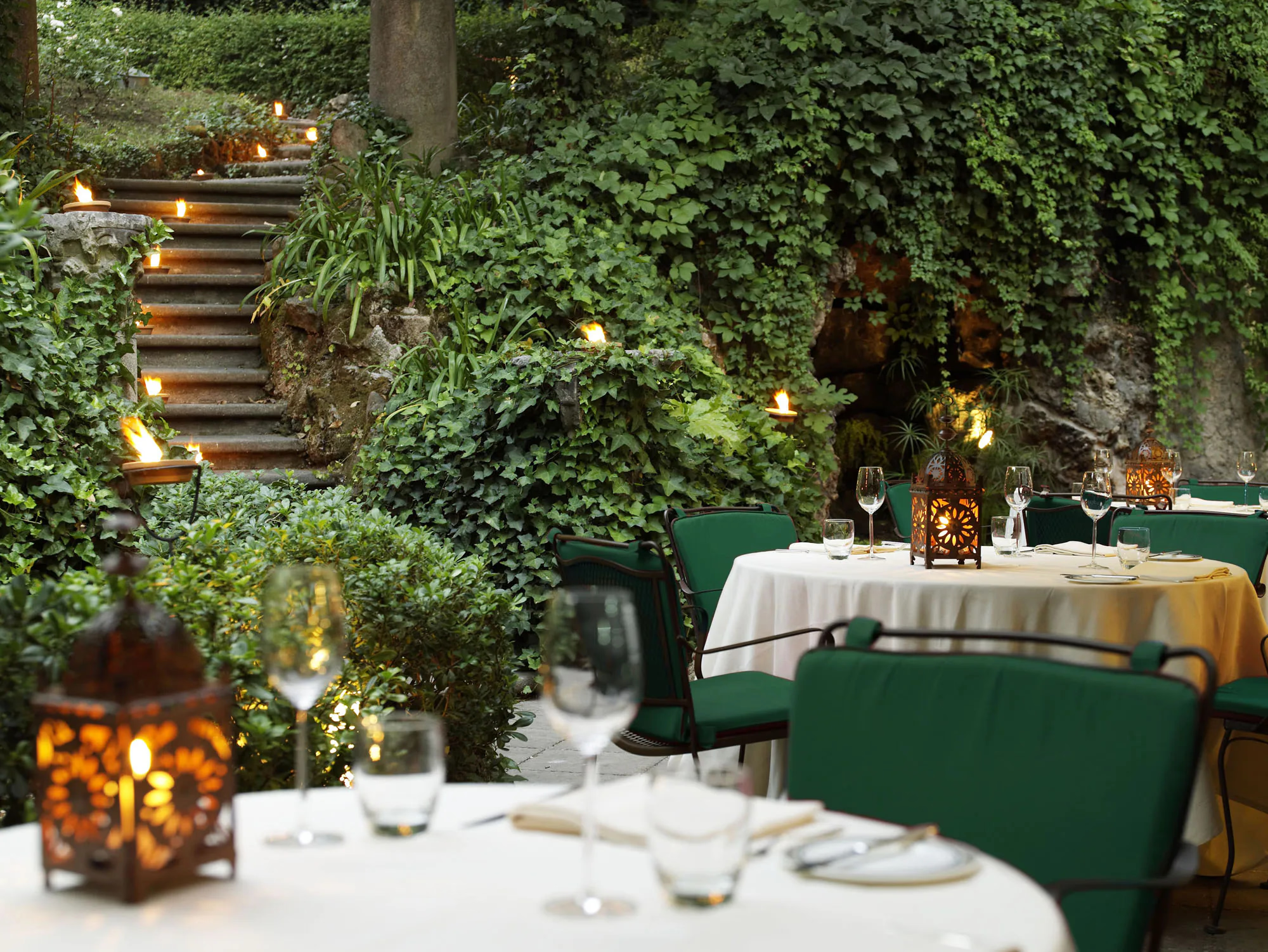 Hotel de Russie: terraced garden dining area with ivy-covered walls and layered seating