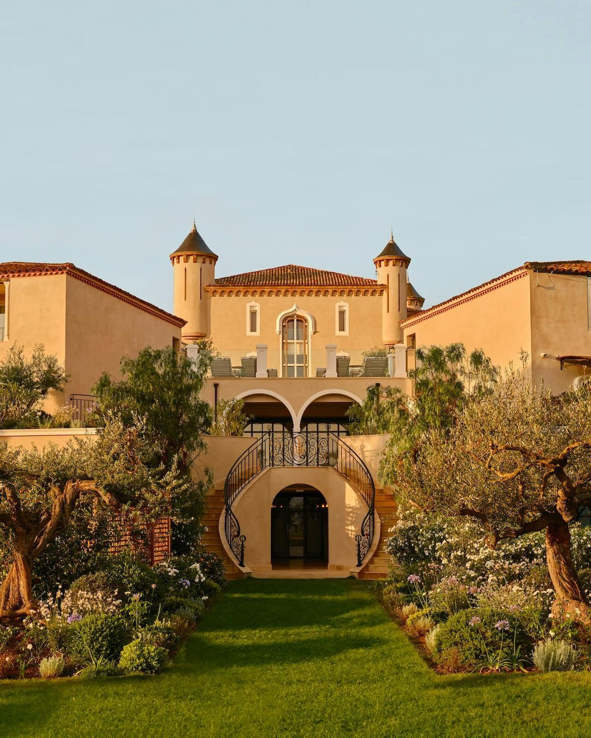 The façade of Château de La Messardière from its gardens