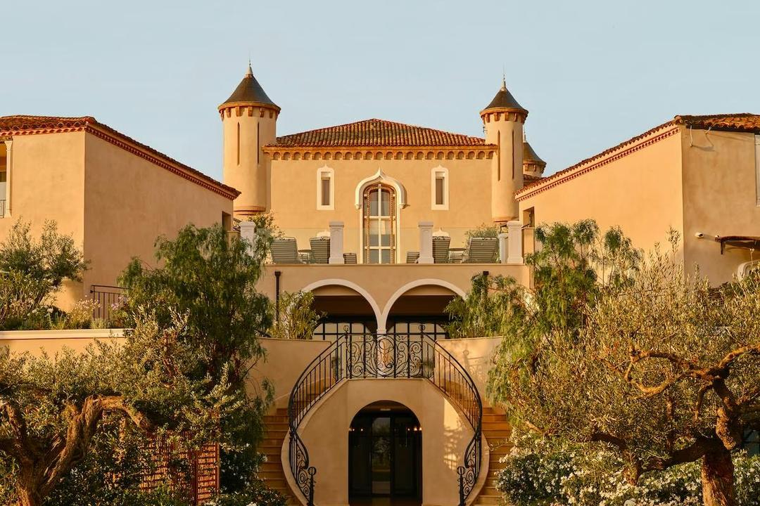 The façade of Château de La Messardière from its gardens