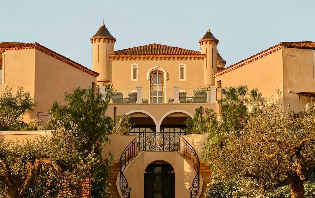The façade of Château de la Messardière from its gardens