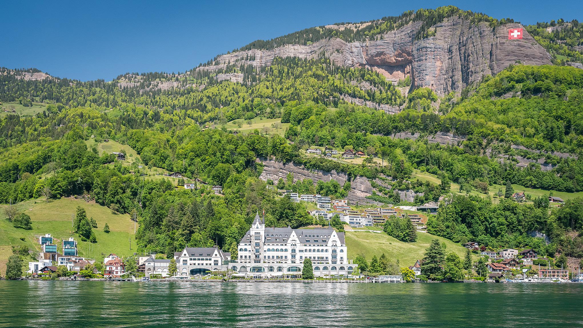 Park Hotel Vitznau: hotel on lakeside with mountain ridge and Alpine slopes visible