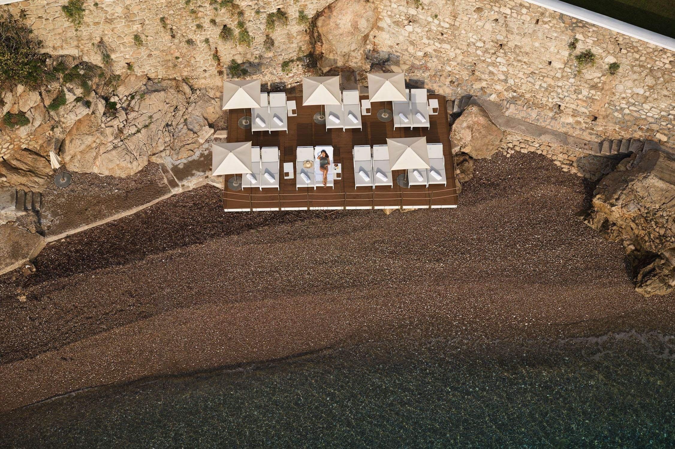 Hotel Cap-Estel: loungers and seating arranged on a private sandy beach