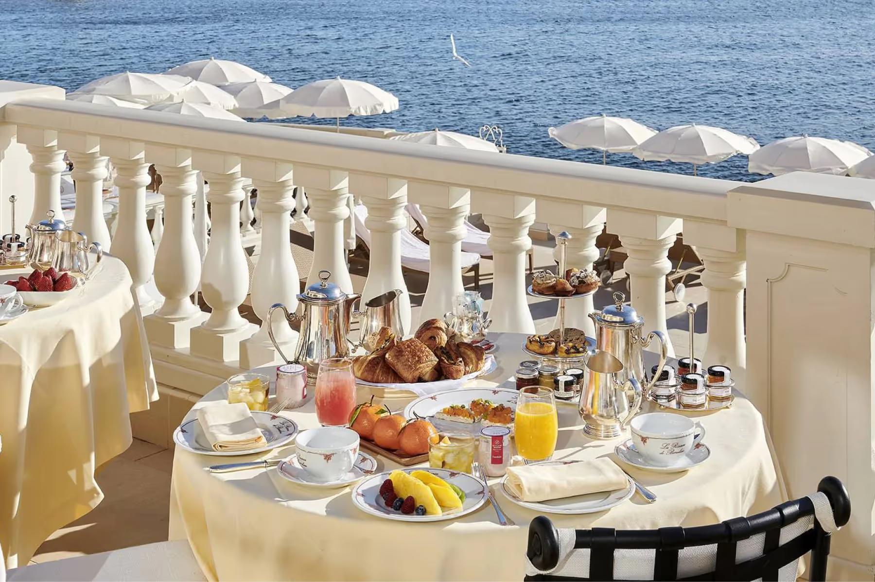 La Réserve de Beaulieu: seaside breakfast table with fresh fruit and water views