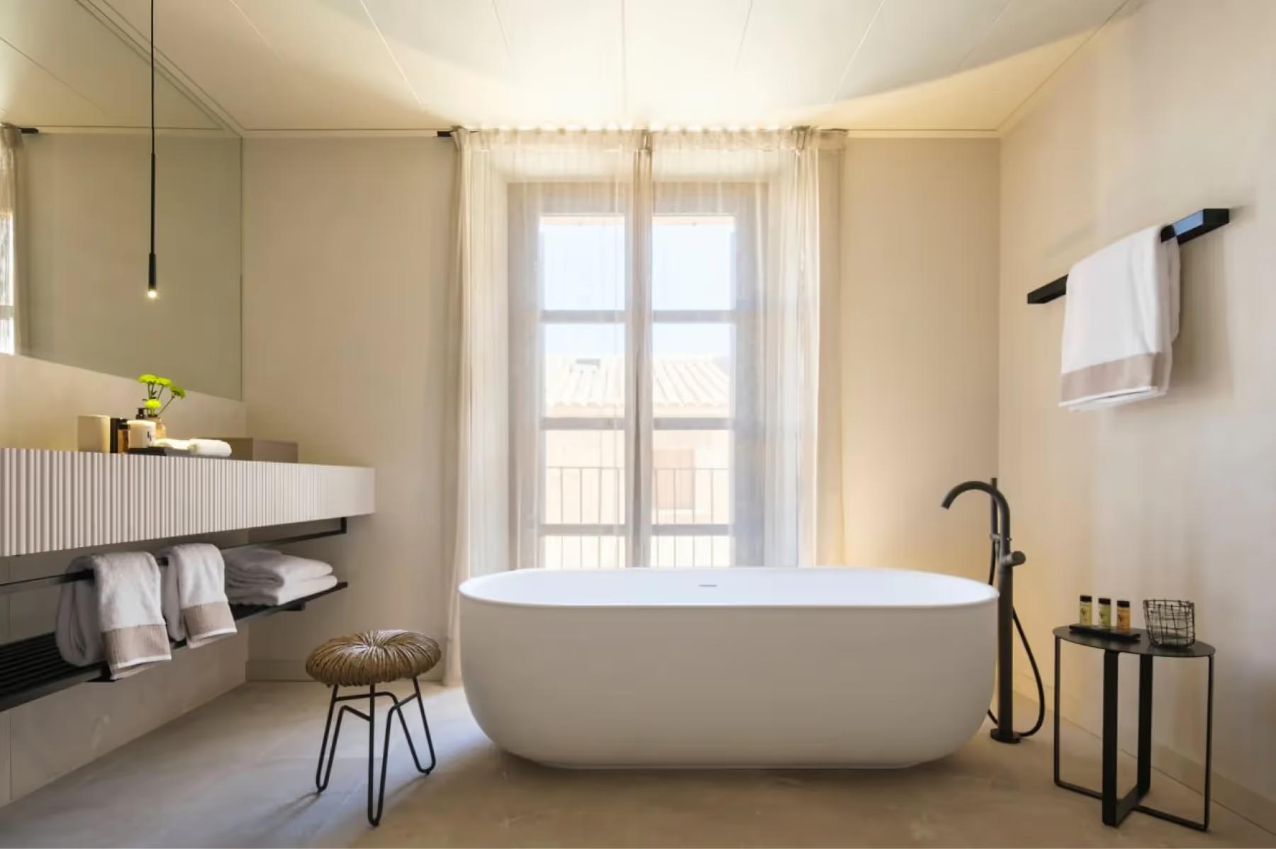 Can Ferrereta: guest room with modern comforts and neutral interior