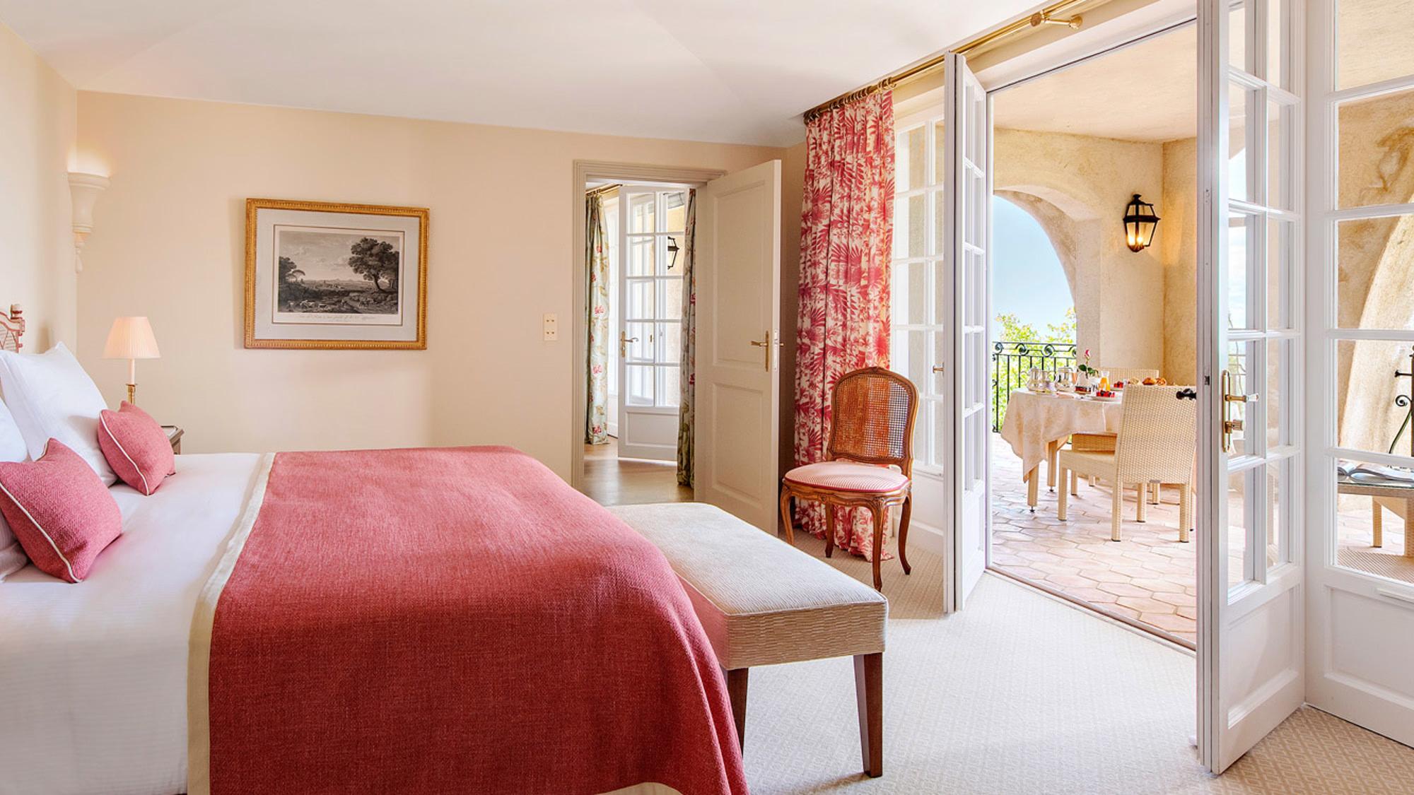Château Saint Martin & Spa: guest bedroom with pink bedding and access to a sitting area