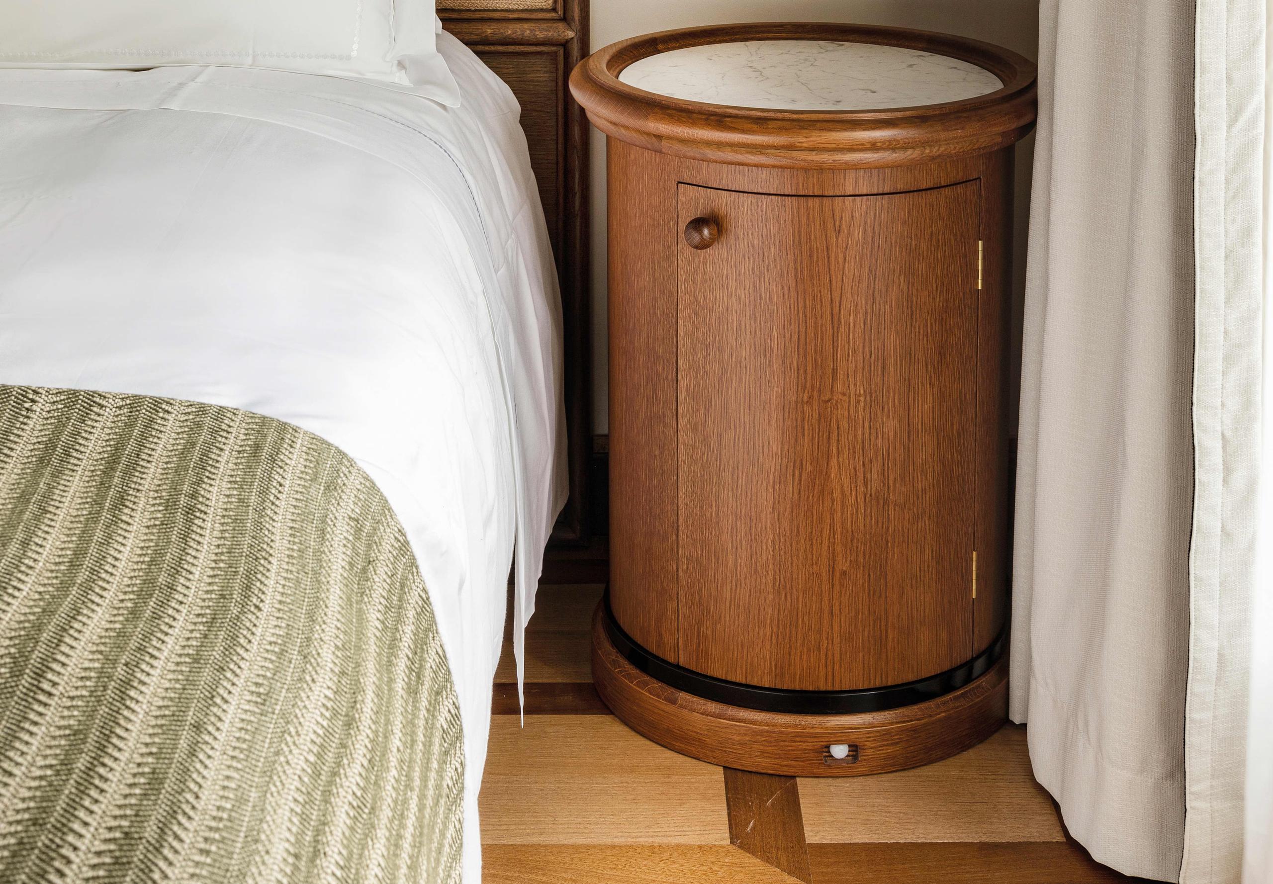 Splendido Mare: wooden side table beside bed