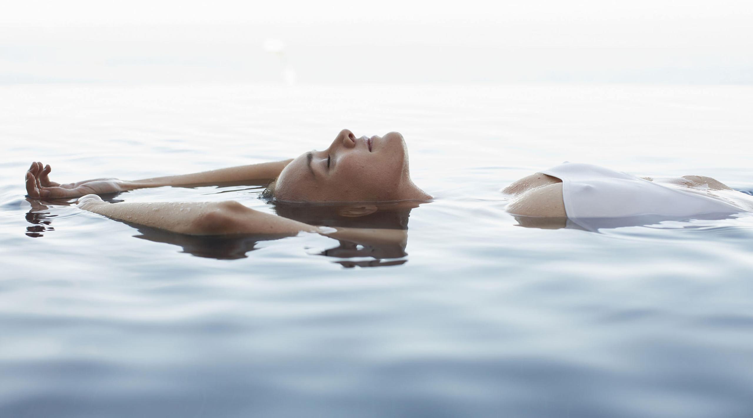 San Luis Retreat: person floating in an outdoor thermal pool