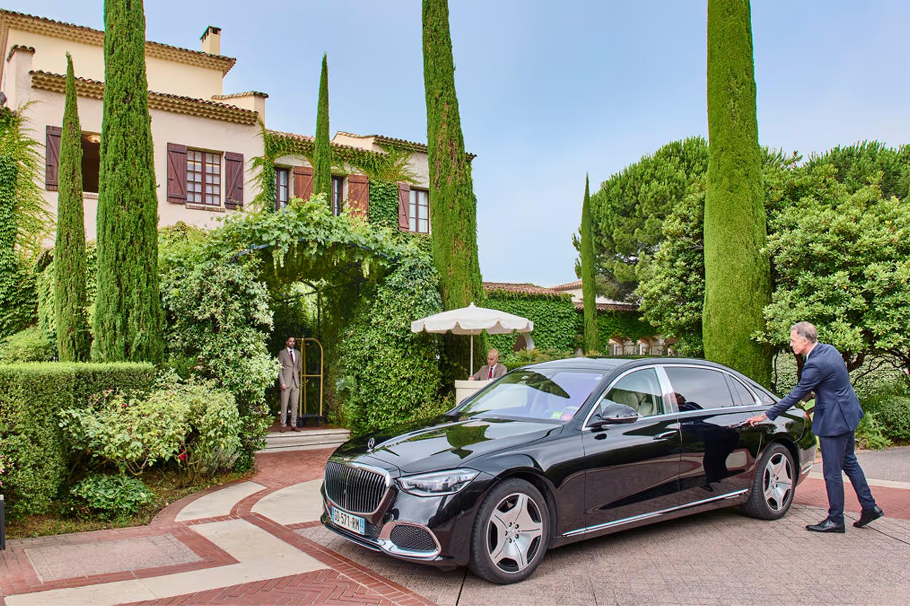 Château Saint Martin & Spa: luxury car departing the château entrance with cypress-lined driveway