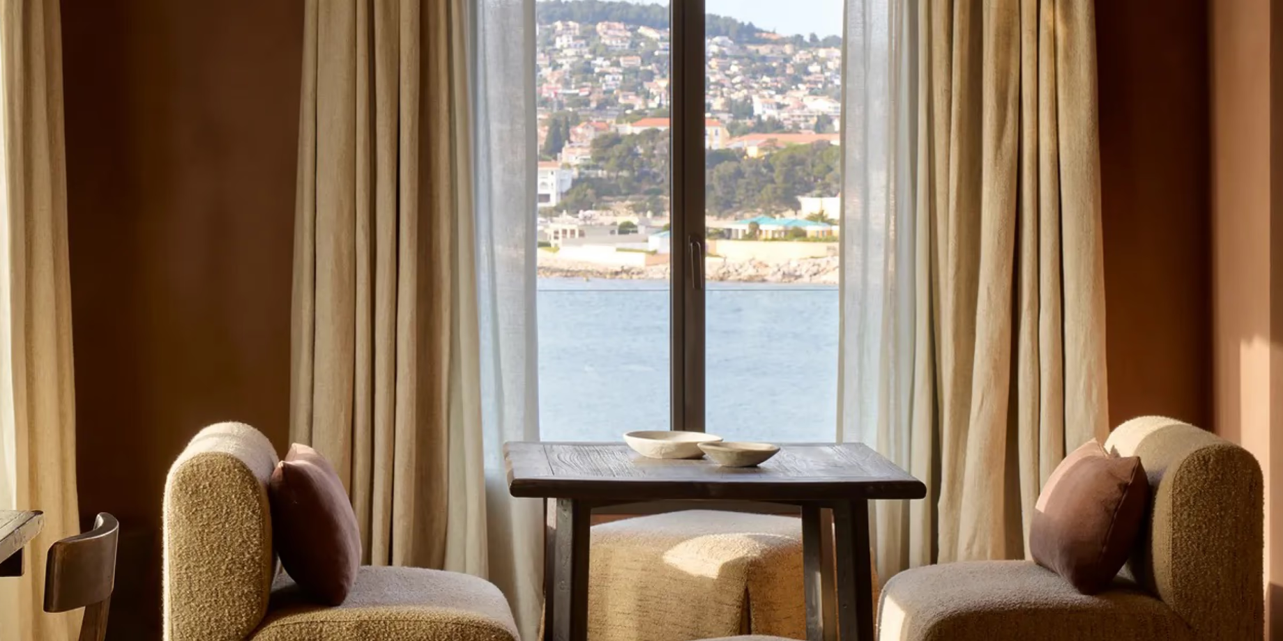 A suite at Zannier Île de Bendor overlooking the sea