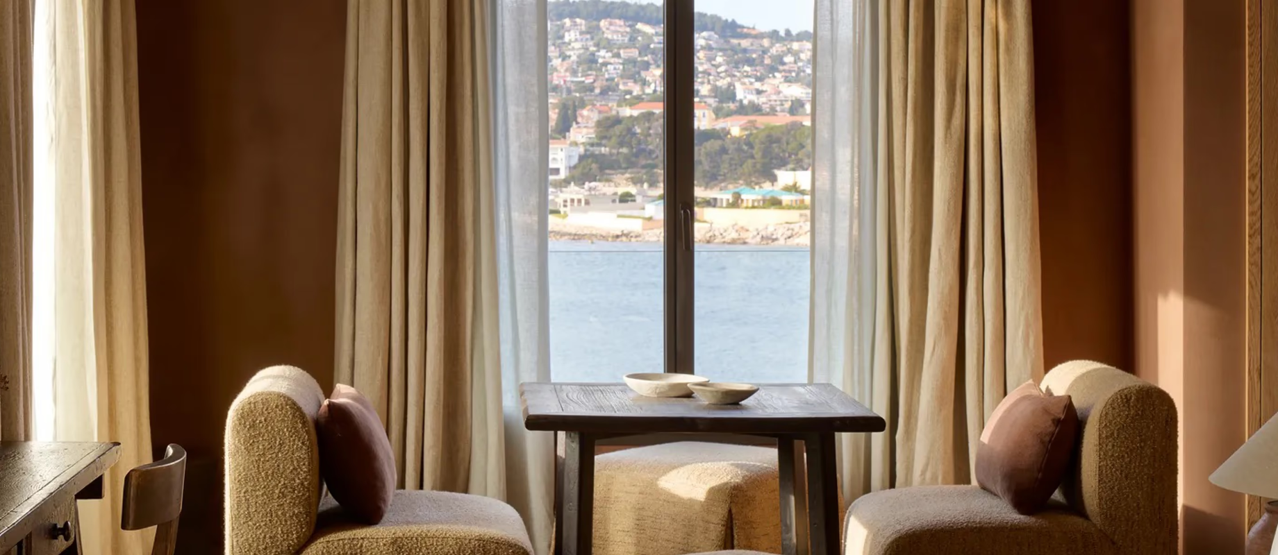 A suite at Zannier Île de Bendor overlooking the sea