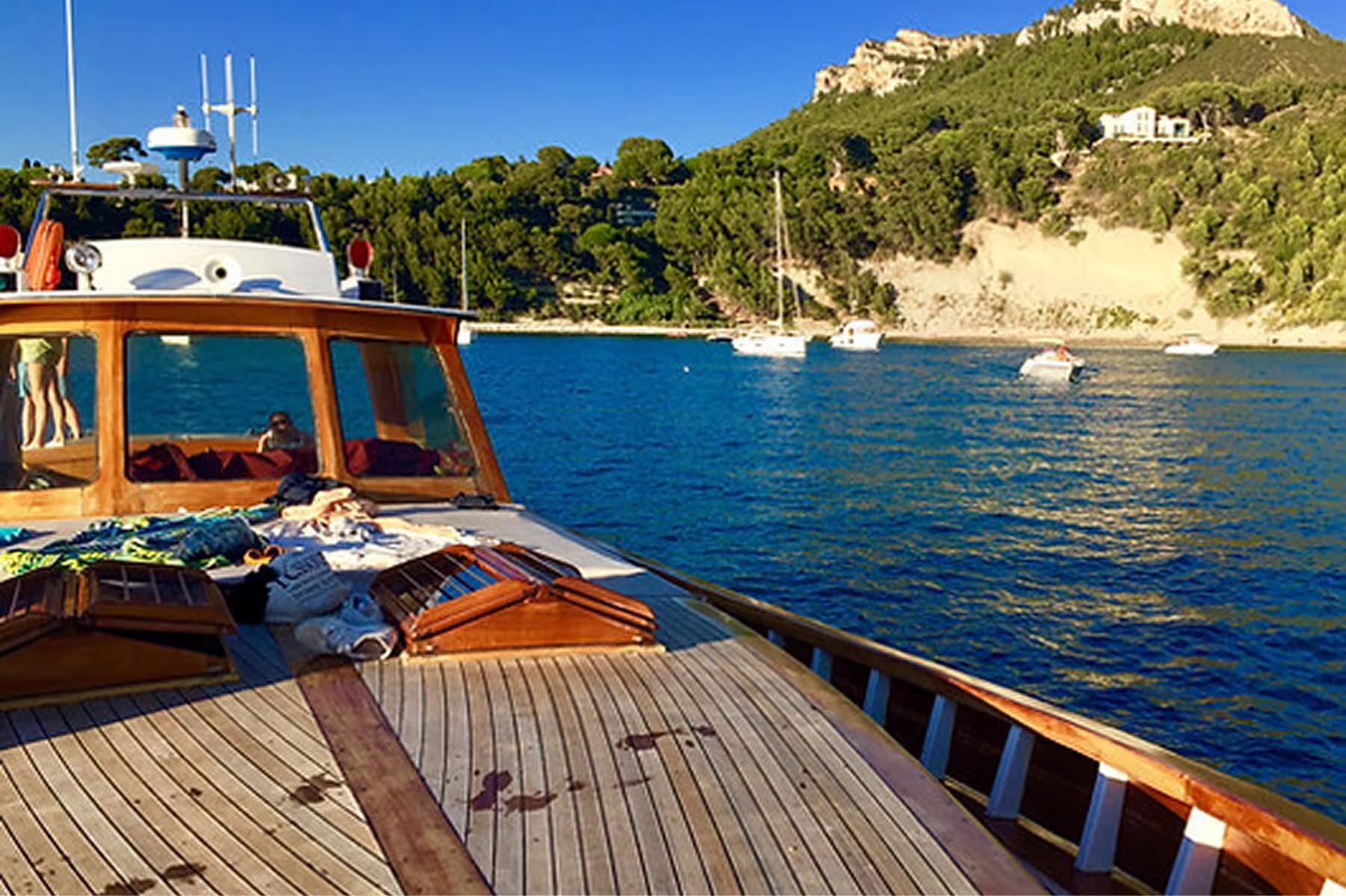 Le Domaine de Canaille: sunny terrace with cushioned sun loungers overlooking Mediterranean Sea and pine trees