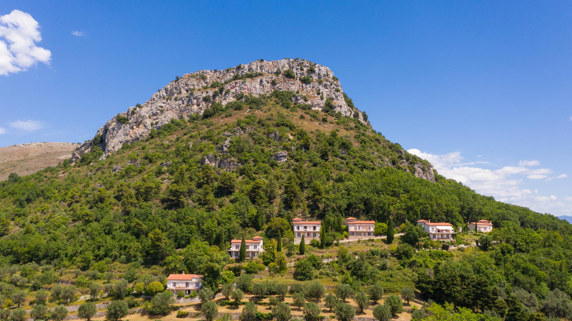 Château Saint Martin & Spa: rocky hillside with green landscape and distant château buildings
