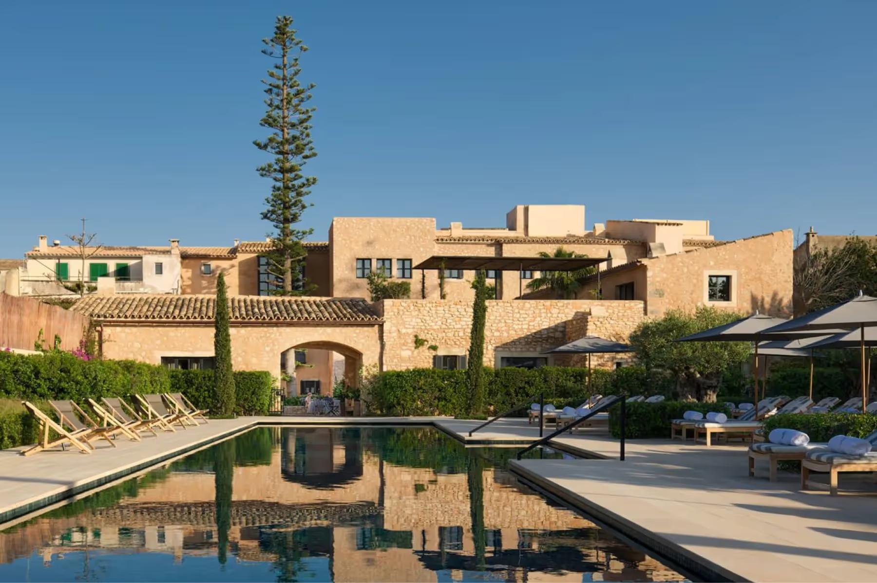 Can Ferrereta: exterior grounds with natural landscape elements