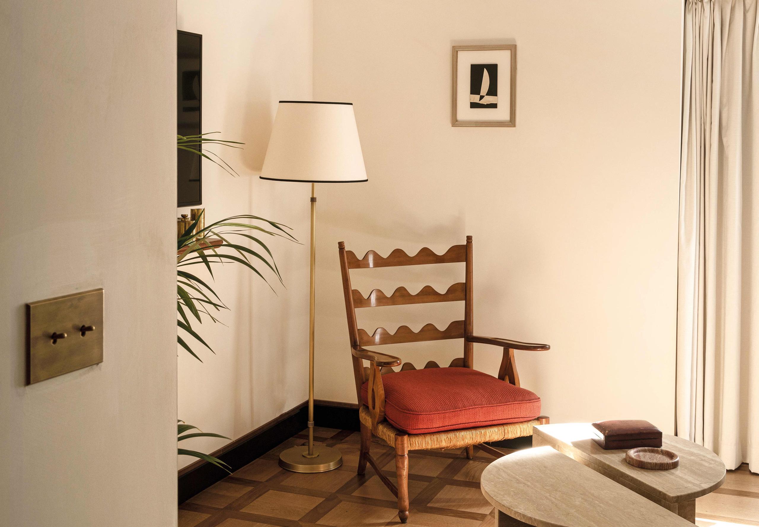 Splendido Mare: room corner with ladder-back chair and lamp