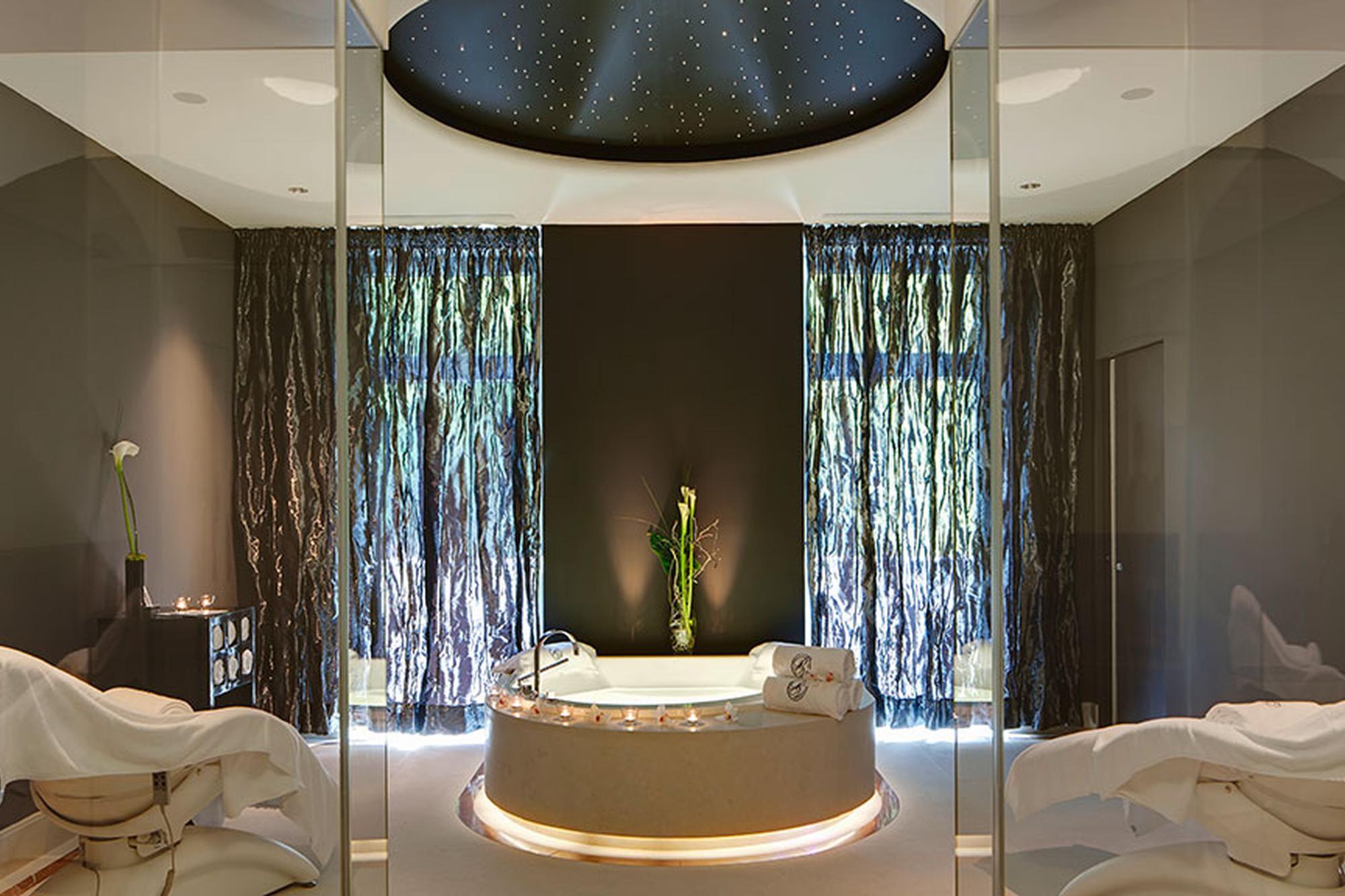 Park Hotel Vitznau: spa treatment room with floating basin and cascading water feature