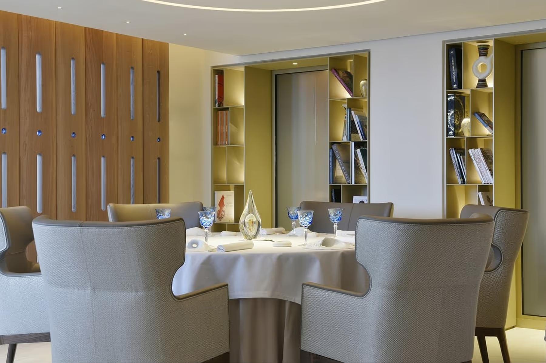Cheval Blanc St-Tropez: intimate round table in warm-toned dining space