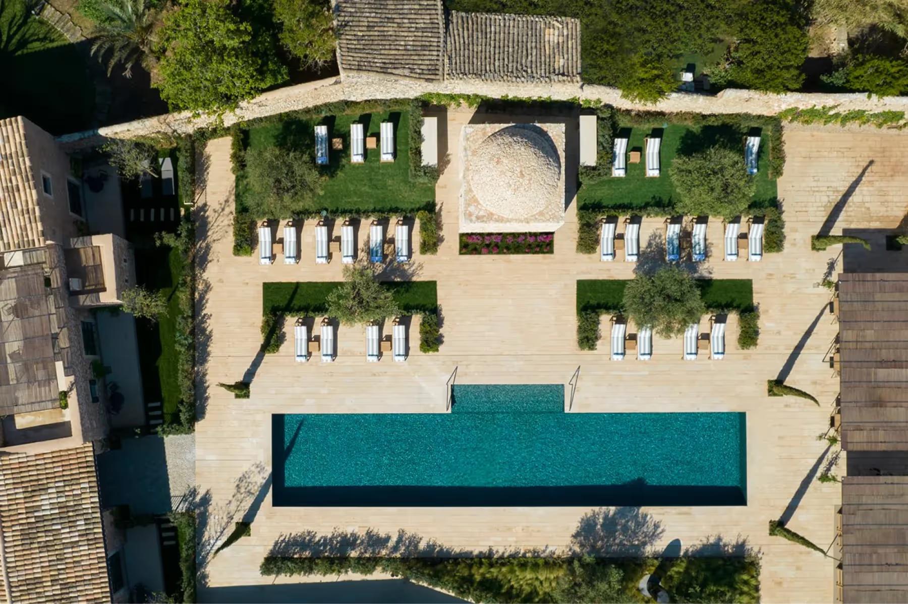 Can Ferrereta: property perimeter with vegetation and architectural features