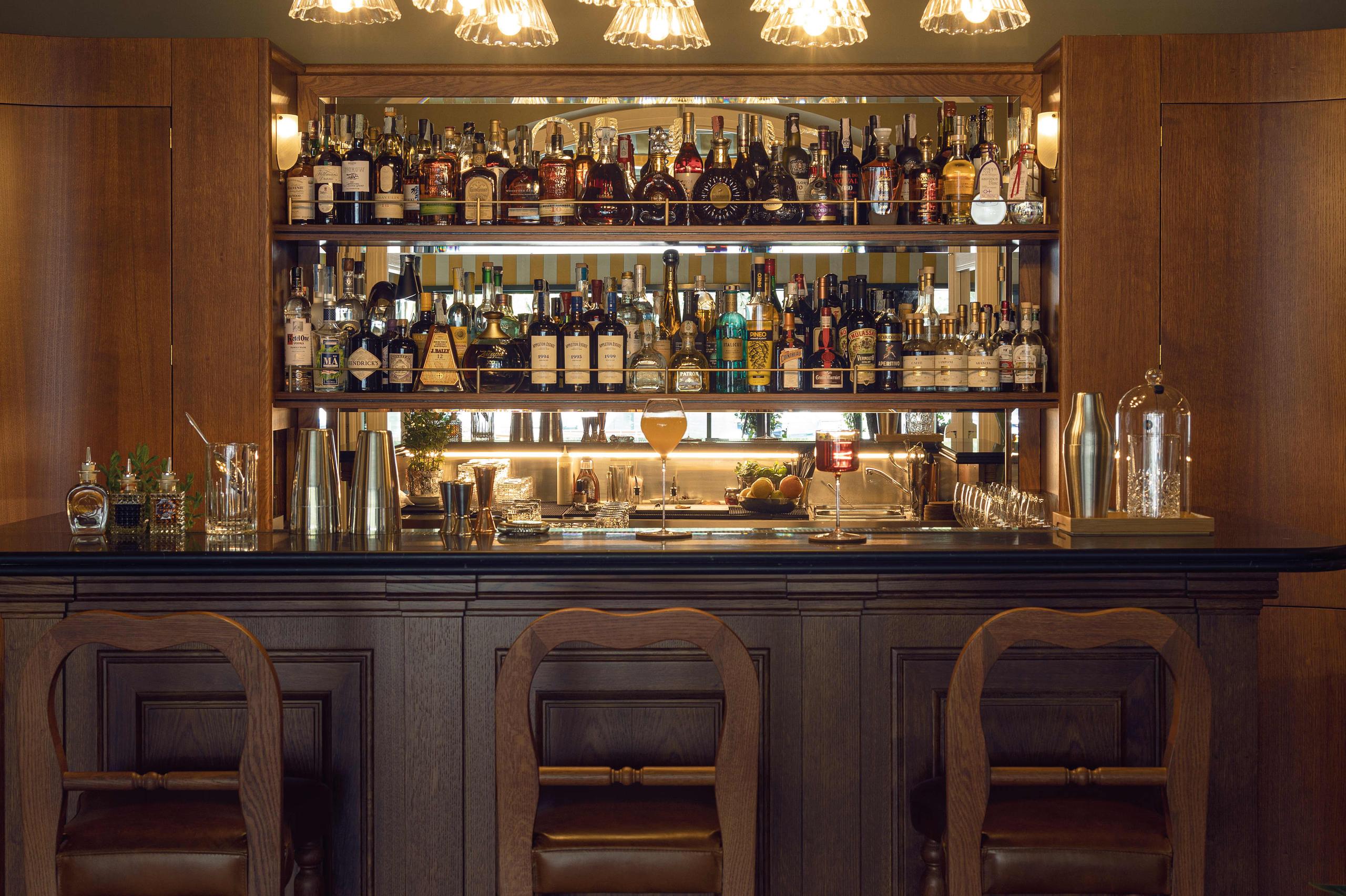 Splendido Mare: bar with illuminated shelves of bottles and glassware