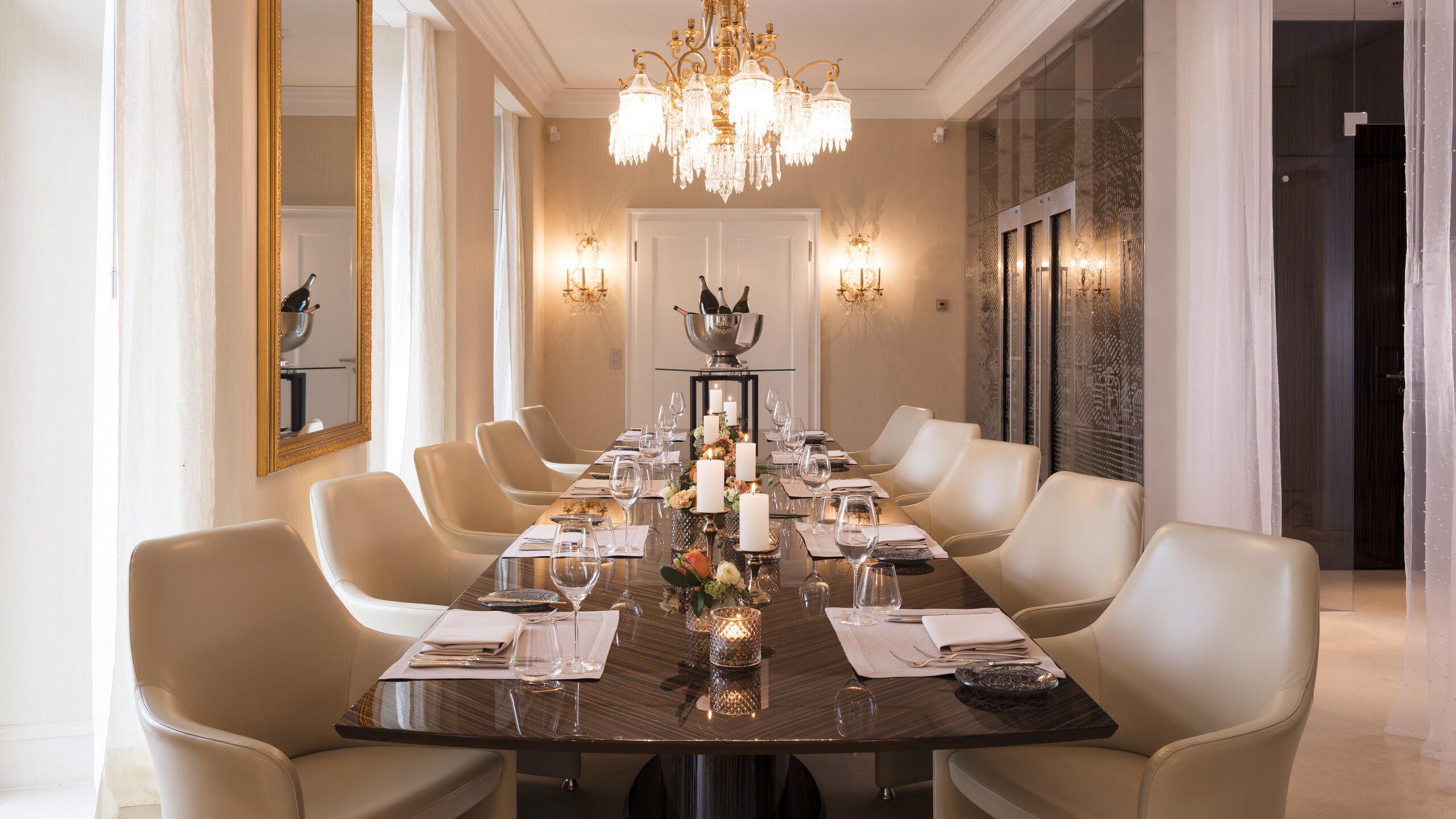 Park Hotel Vitznau: formal dining room with crystal chandelier and beige upholstered chairs