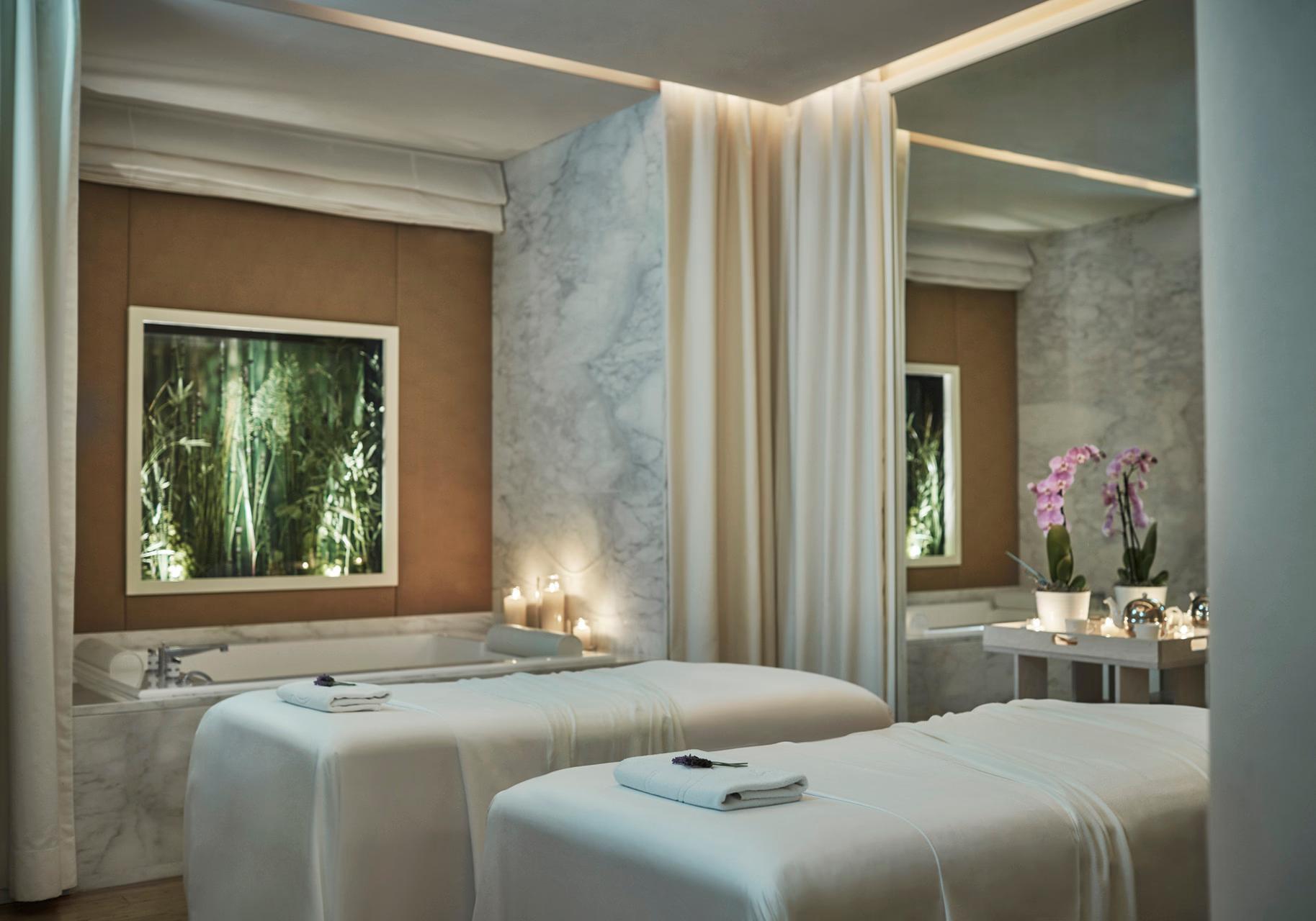 Grand-Hôtel du Cap-Ferrat: spa treatment room with twin massage beds and soft lighting