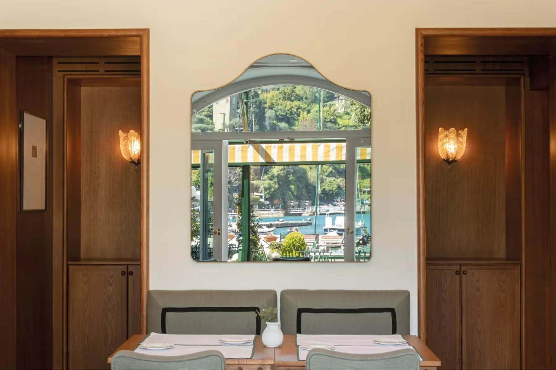 Splendido Mare: dining room mirror overlooking harbor with bench seating