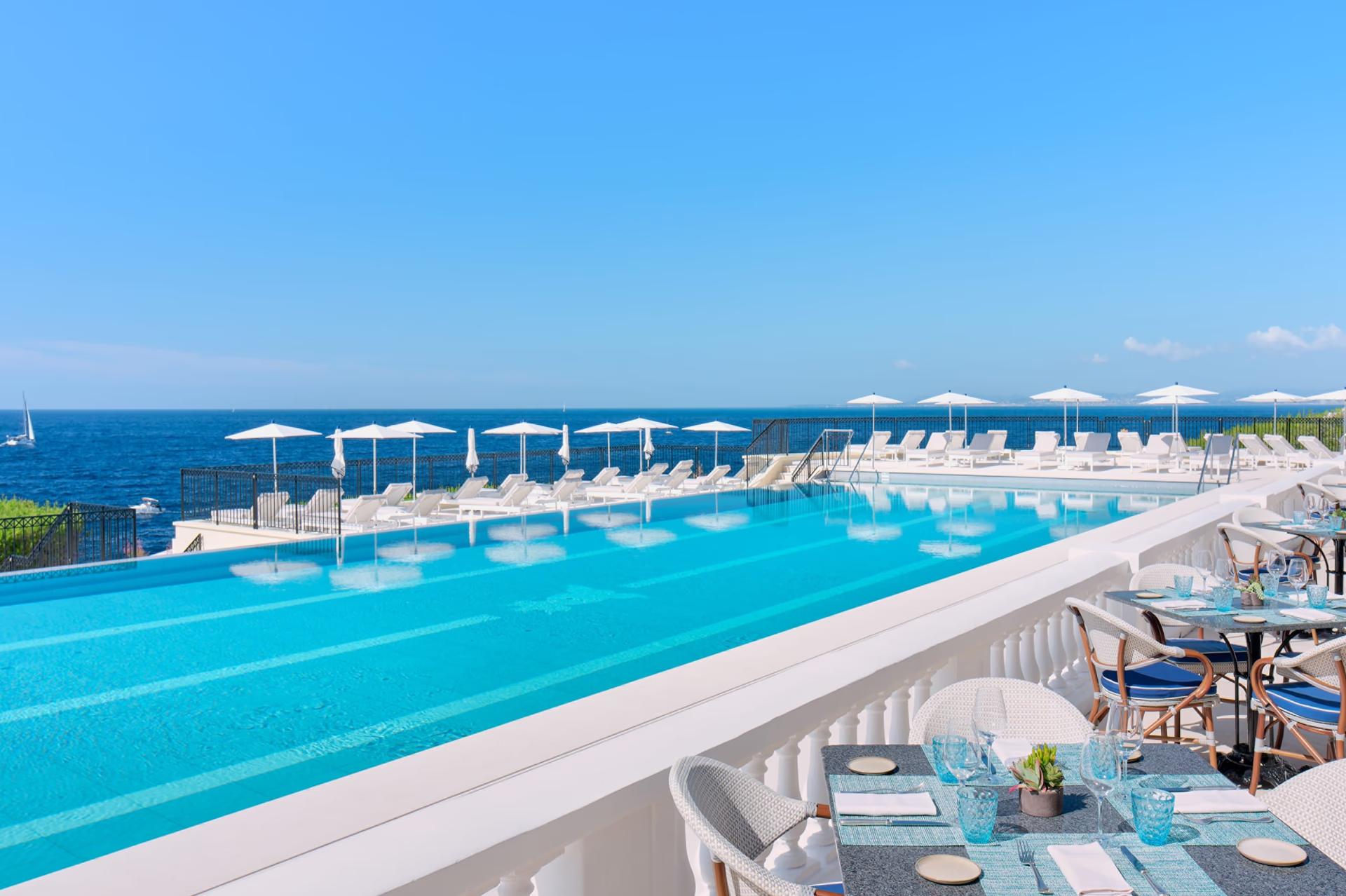 Grand-Hôtel du Cap-Ferrat: infinity pool overlooking the Mediterranean with cabana and sea-view horizon
