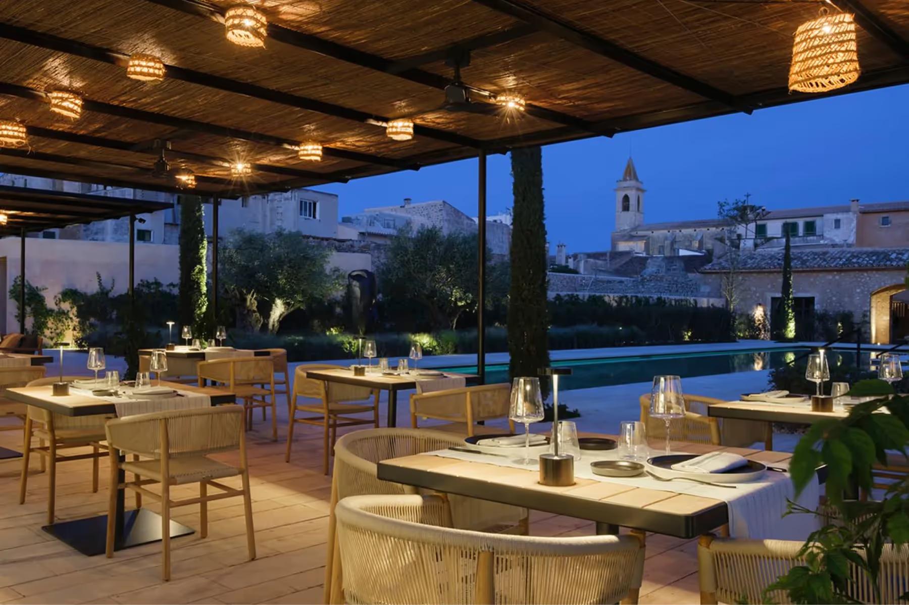 Can Ferrereta: dining room with warm ambiance and quality interior finishes