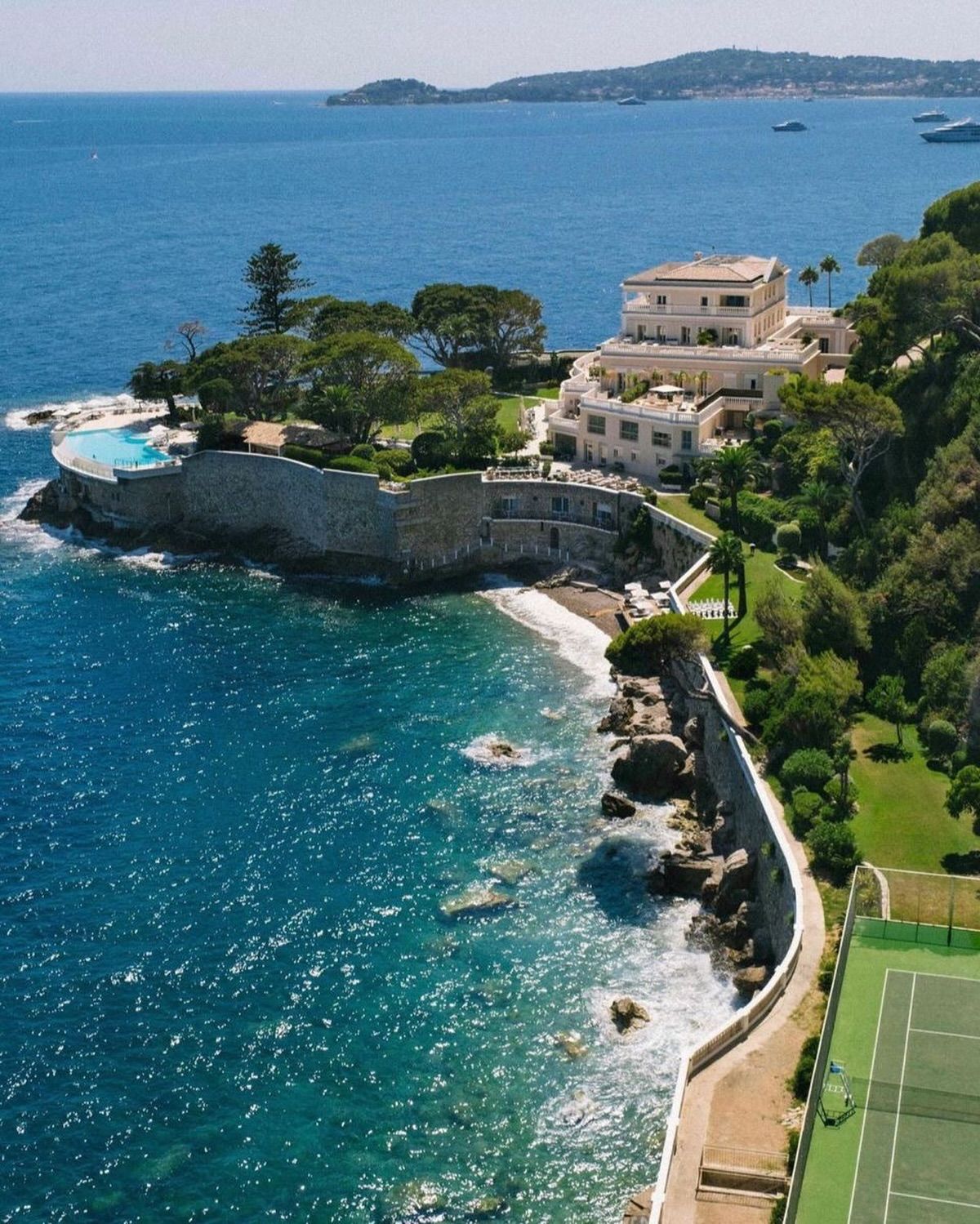 Cap Estel on its private peninsula at Èze, the tennis court at the water’s edge