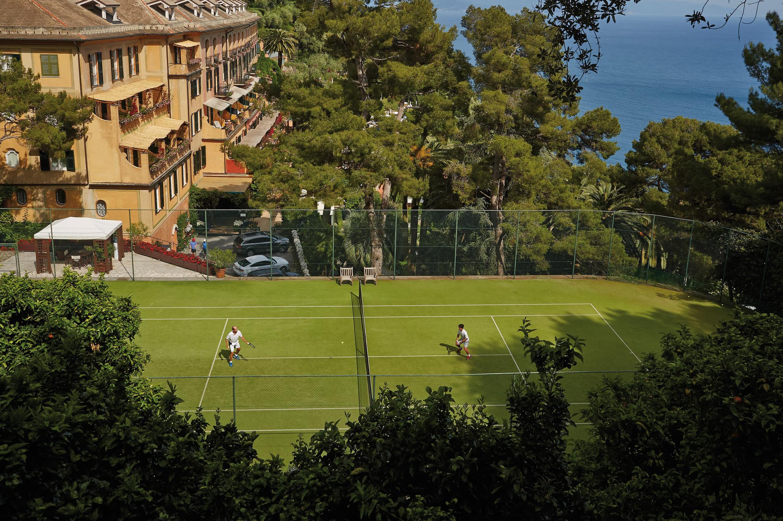 Splendido: the hotel grounds with manicured lawn overlooking the sea and terraced gardens