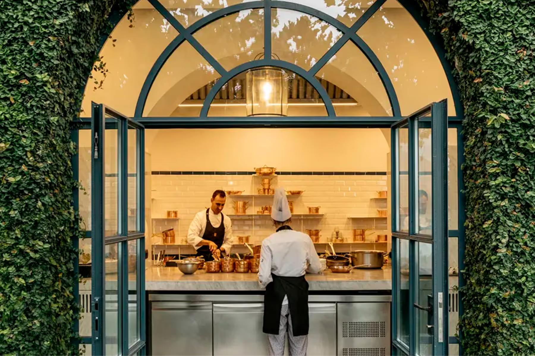 Grand Hotel Tremezzo: ivy-framed restaurant entrance with arched glass doors
