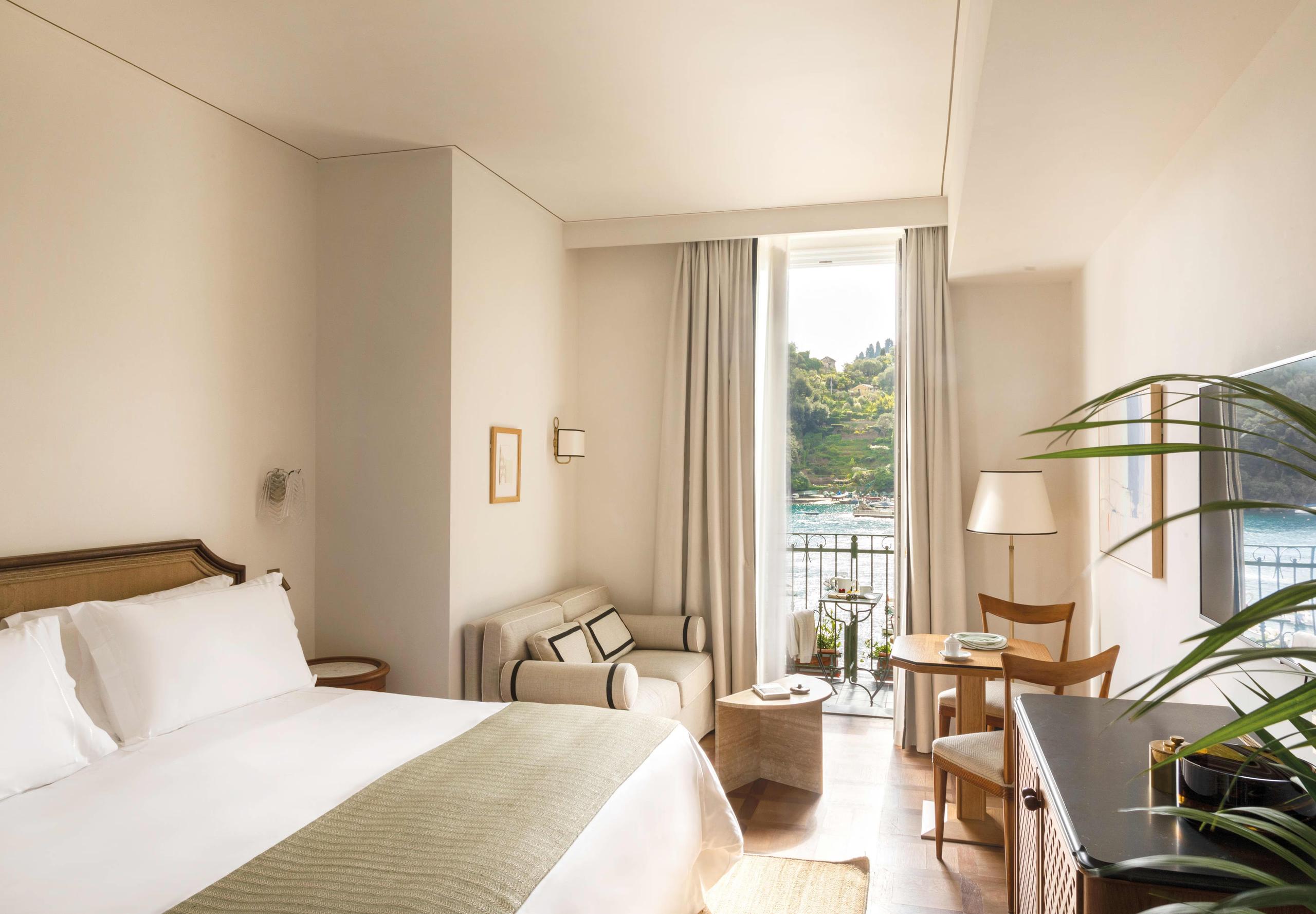 Splendido Mare: suite interior with doors, round mirror, and seating