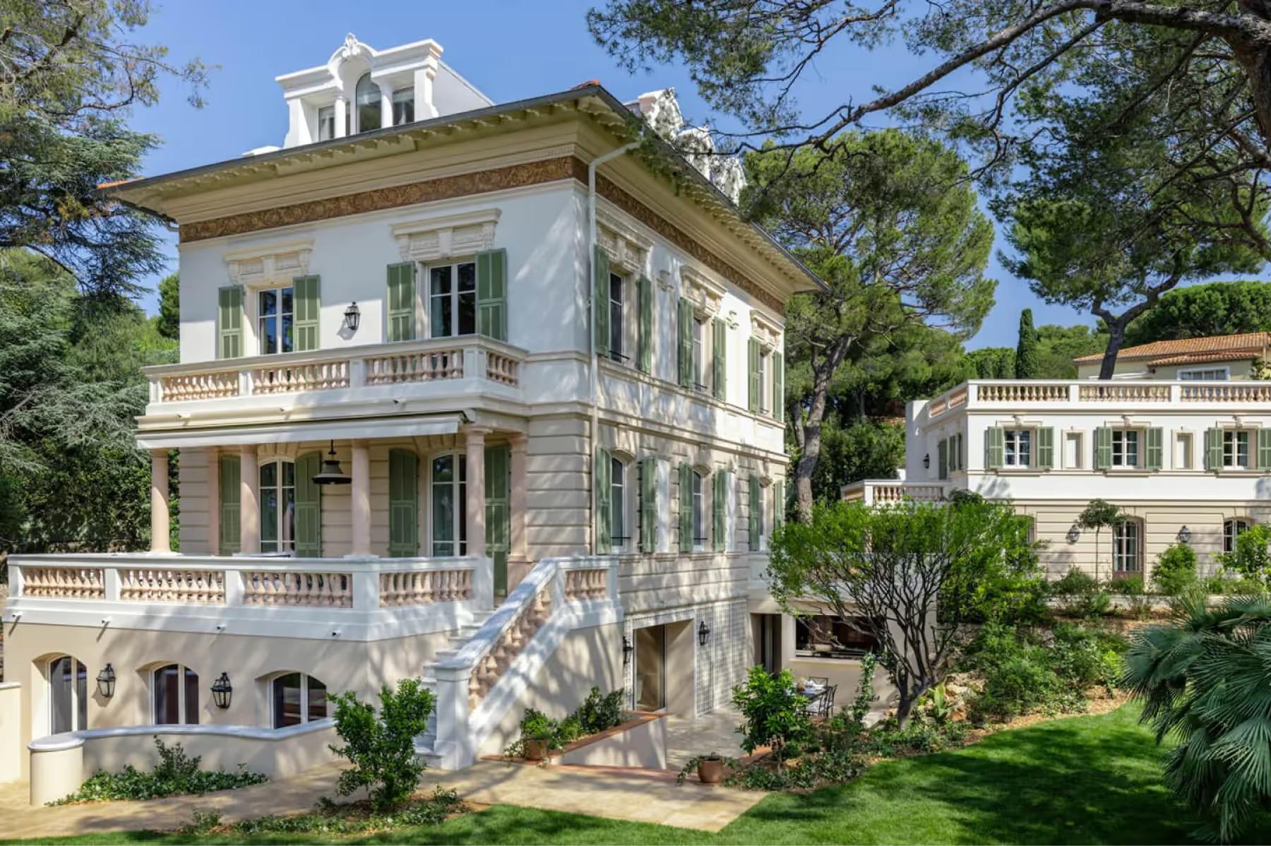 Grand-Hôtel du Cap-Ferrat: pale cream villa with mansard roof and manicured gardens