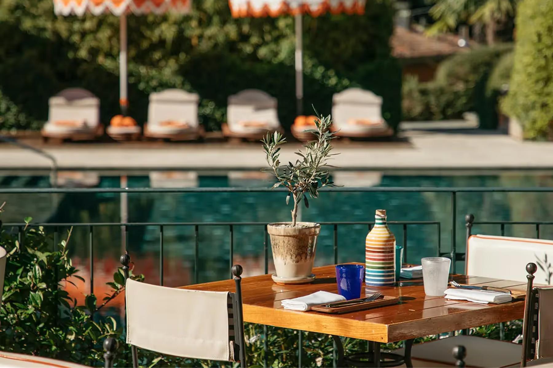 Grand Hotel Tremezzo: poolside table with glasses and decorative centerpiece