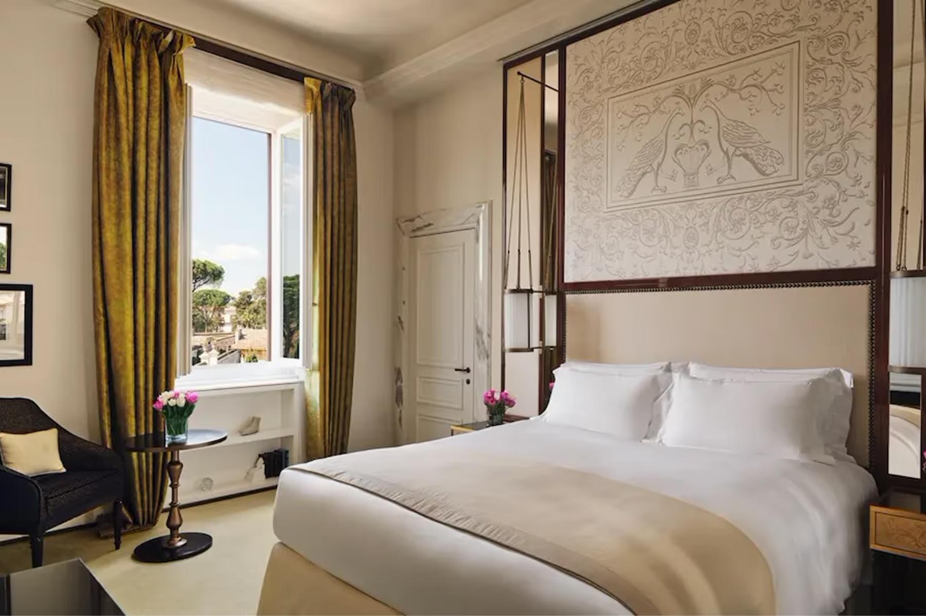 Hotel Eden: a bedroom with a four-poster canopy bed, window with gold drapes, and pale stone textured walls
