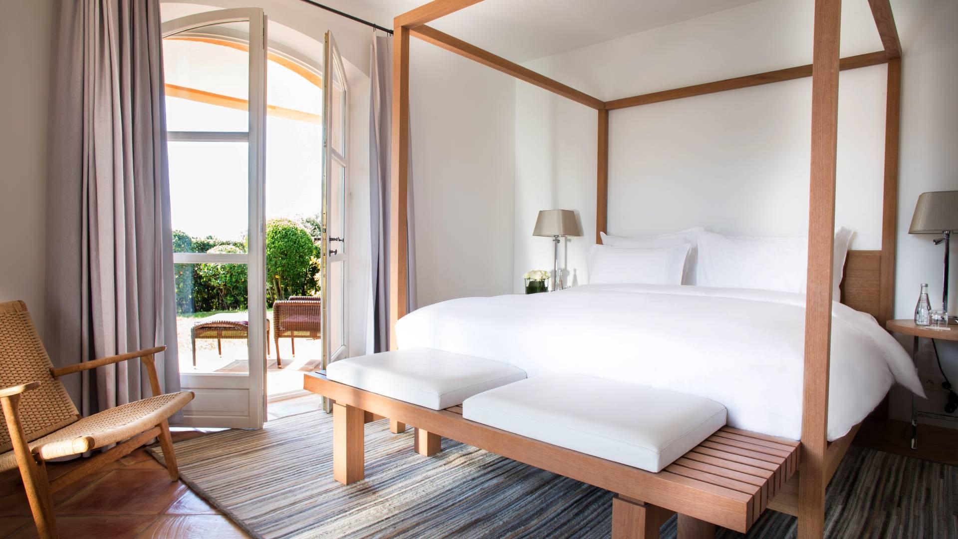 La Réserve Ramatuelle: figures walk through open doors toward a terraced seating area