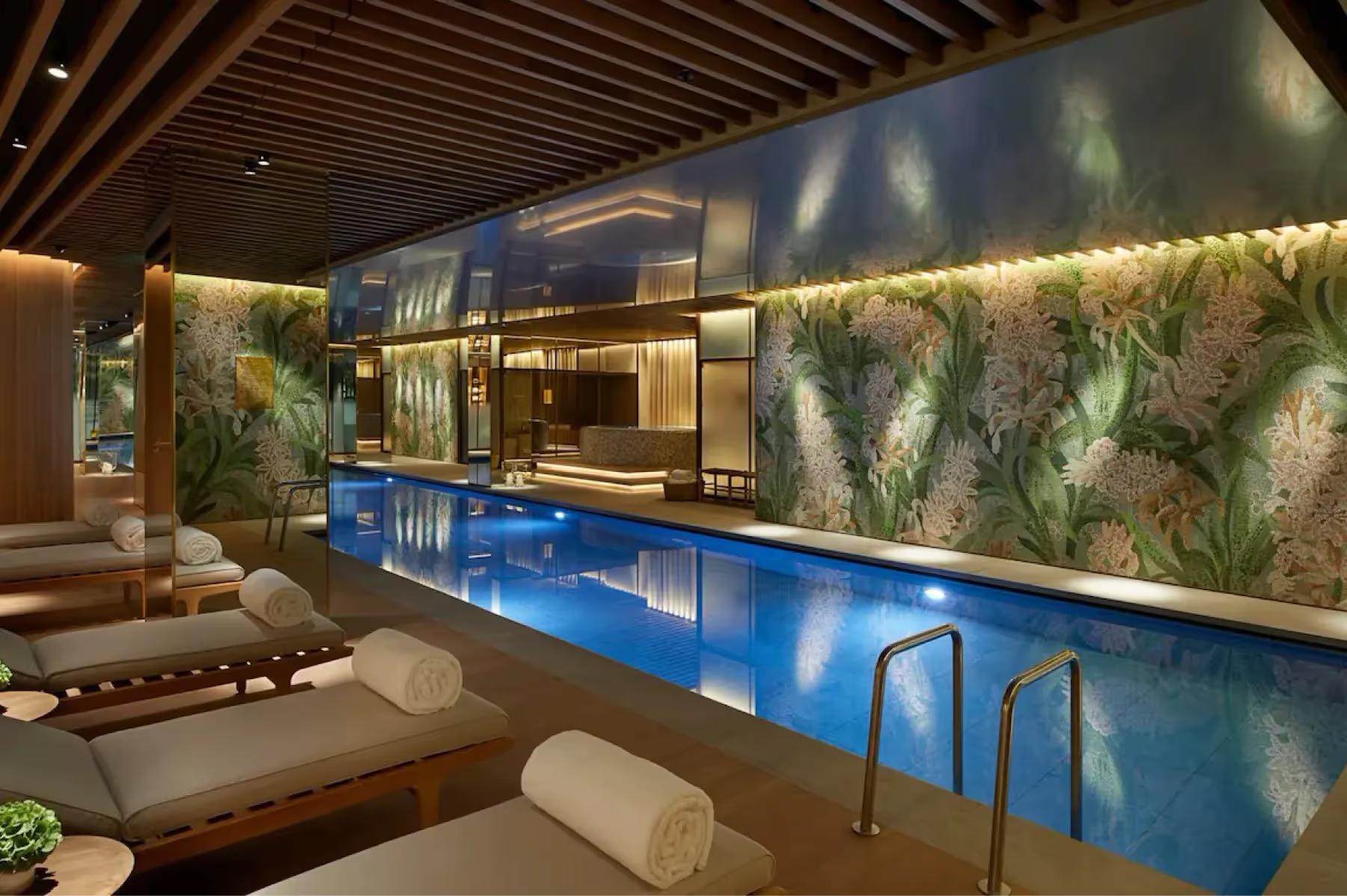 Le Meurice: a modern spa pool with lounge seating and illuminated accent lighting in warm tones