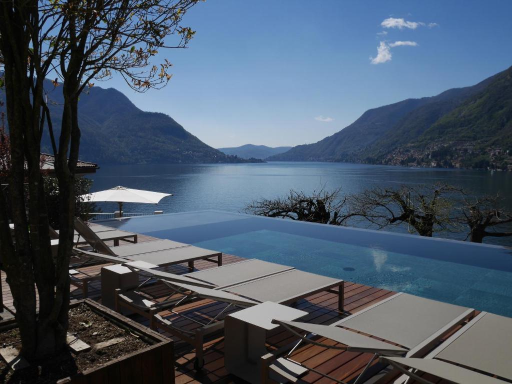 Villa Làrio: infinity pool with lounge seating and lake vista