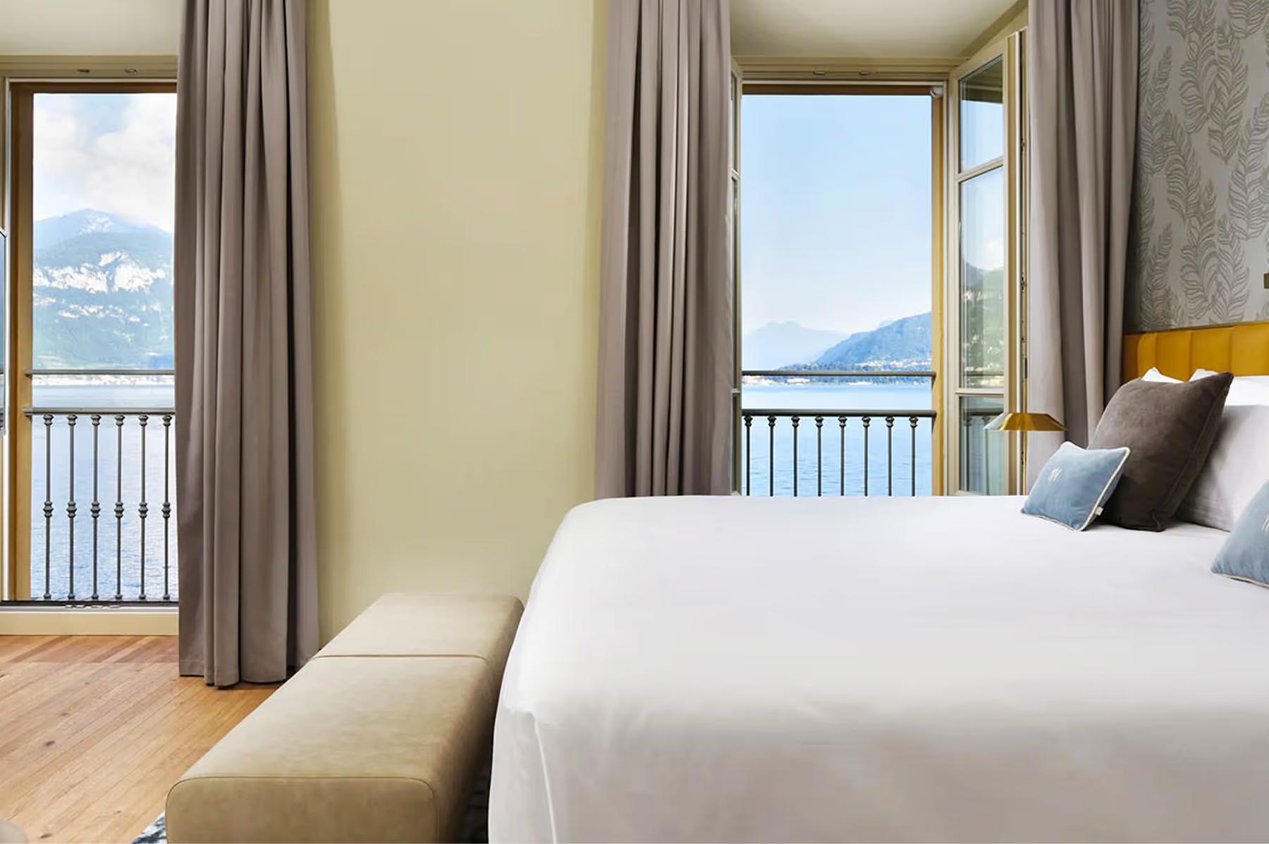 Grand Hotel Victoria Concept & Spa: a modern living room with floor-to-ceiling glass walls overlooking mountains
