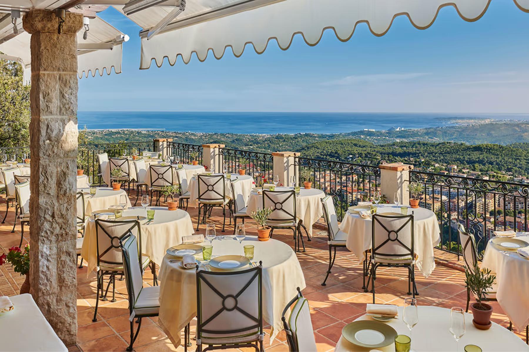 Château Saint Martin & Spa: terrace dining table with panoramic coastal and countryside views
