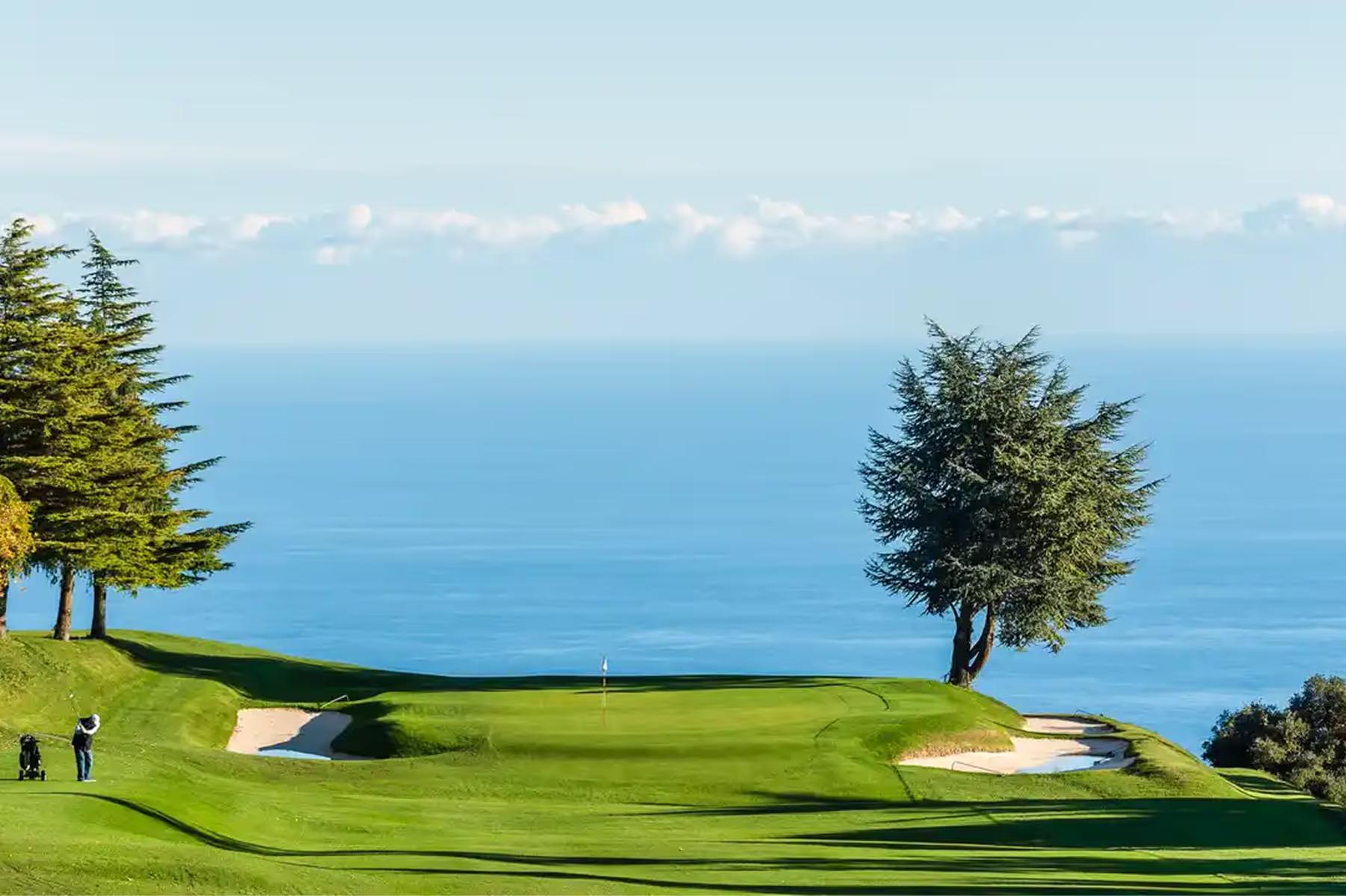 Hôtel Hermitage Monte-Carlo: golf course fairway with green landscape and distant sea horizon