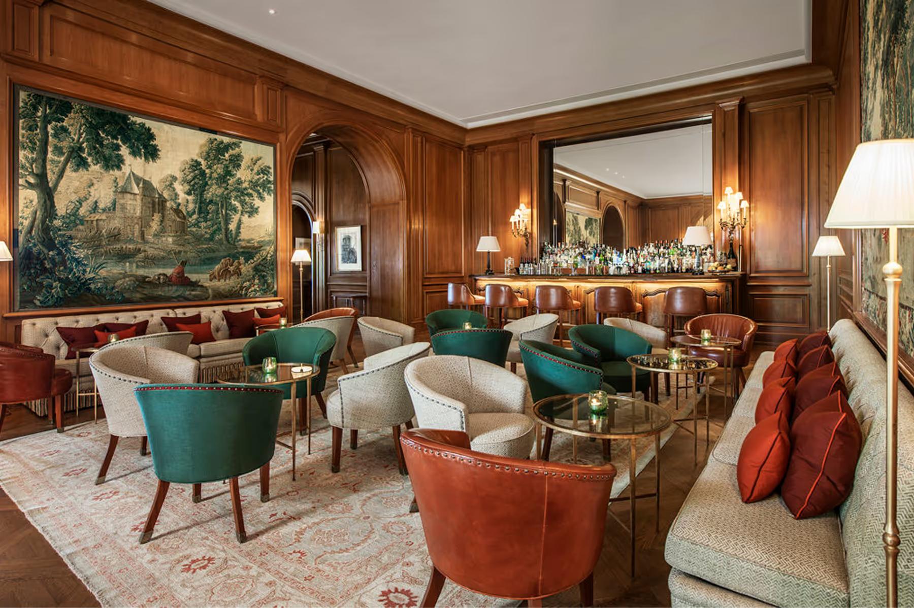 Château Saint Martin & Spa: wood-paneled bar and lounge with turquoise and coral upholstered seating