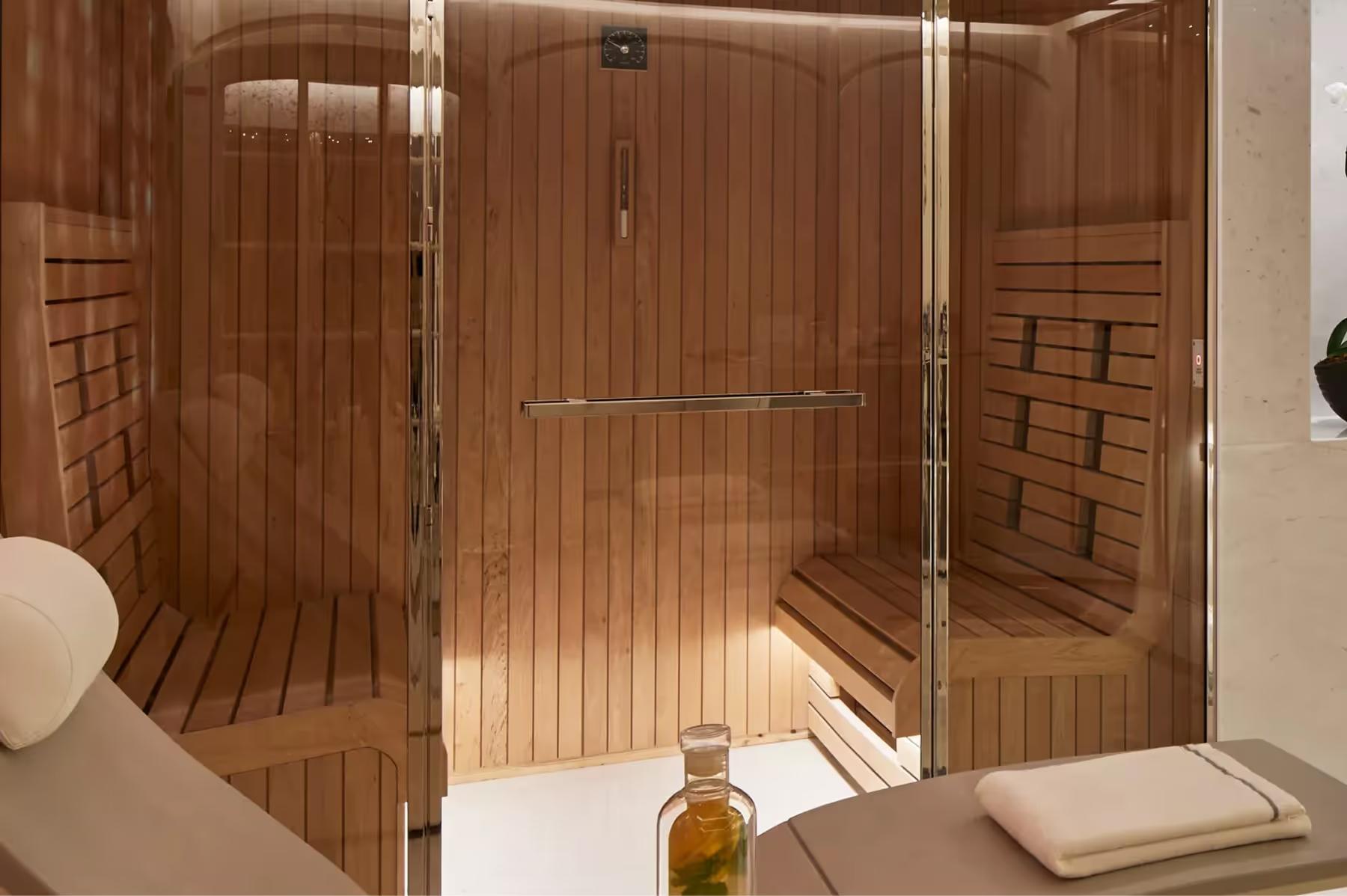 Hôtel de Crillon: spa relaxation area with white beds and soft architectural lighting