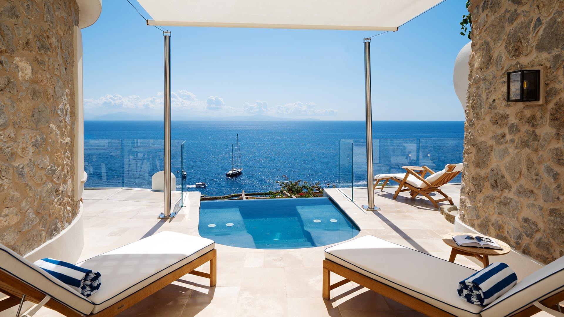Borgo Santandrea: private suite with plunge pool overlooking the sea, furnished with wood loungers