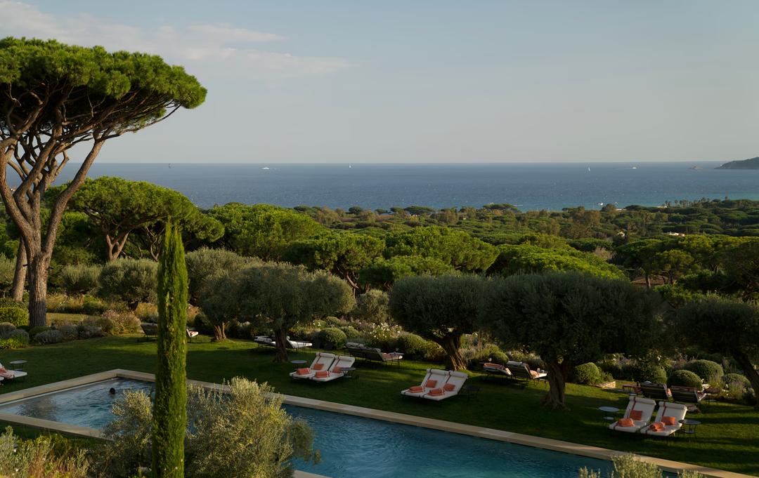The garden pool at Château de la Messardière, with the sea beyond