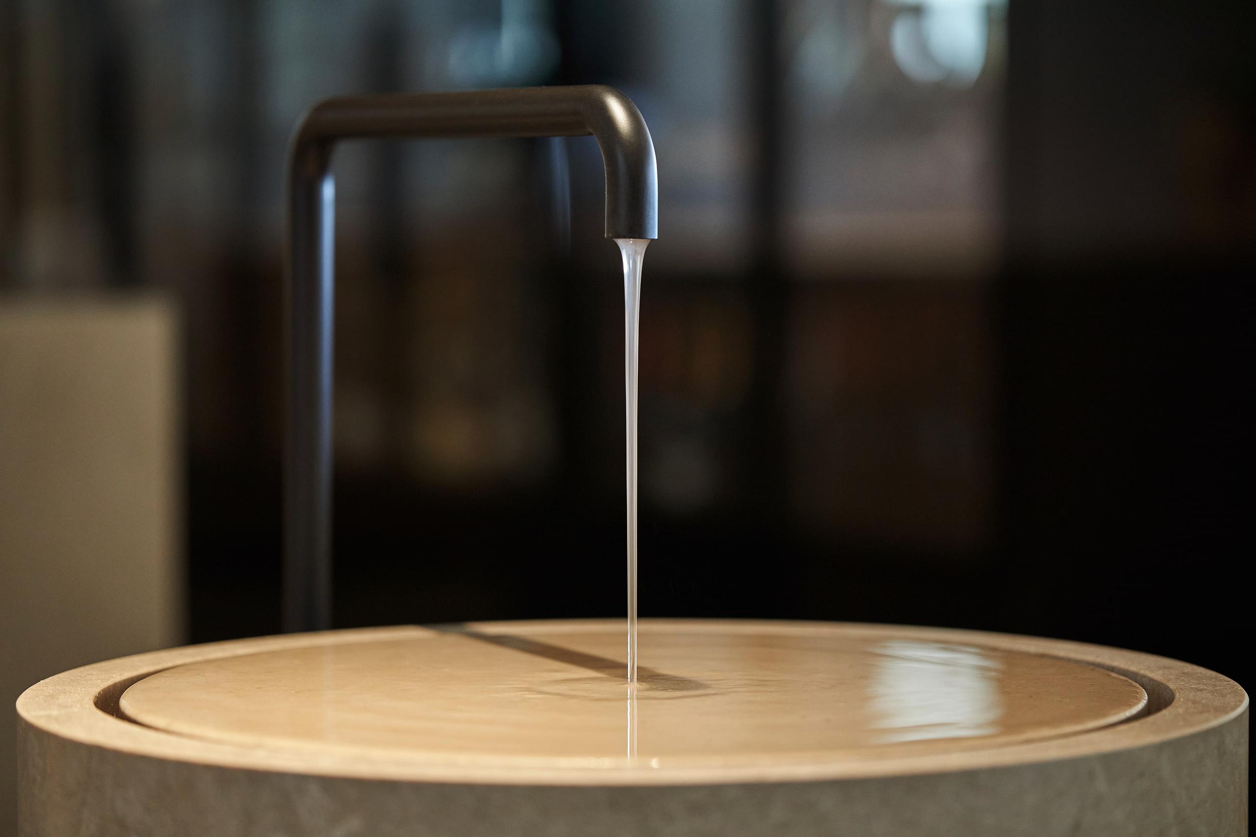 Forestis: a relaxation room with light wood and neutral furnishings, a low platform, and tranquil ambiance