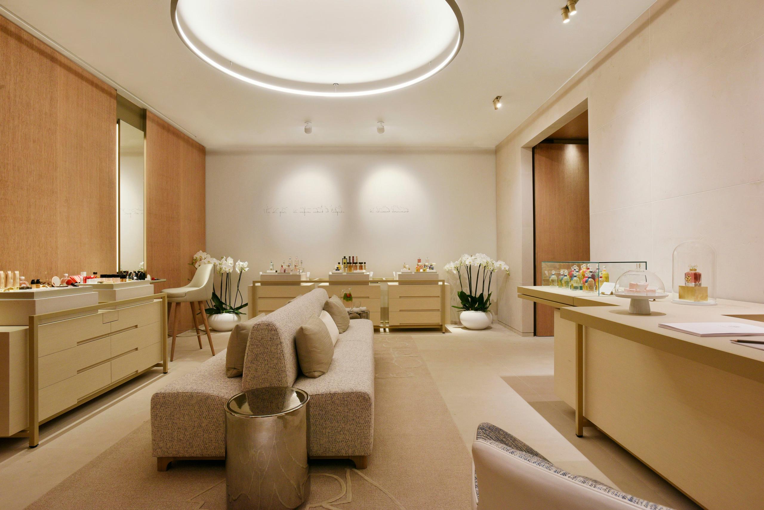 Cheval Blanc St-Tropez: spa treatment room with sunken seating and cream finishes