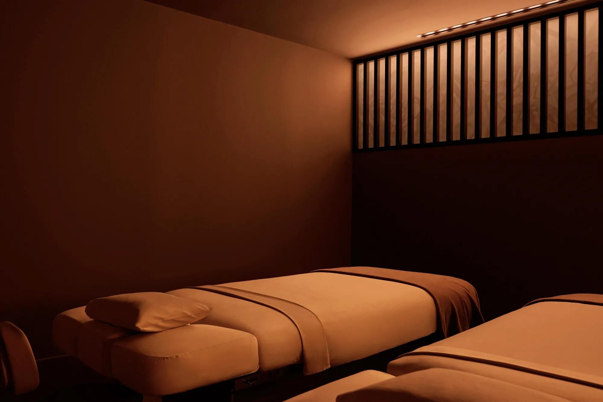 Rosewood Amsterdam: an Asaya treatment room for couples with two massage beds and warm lighting