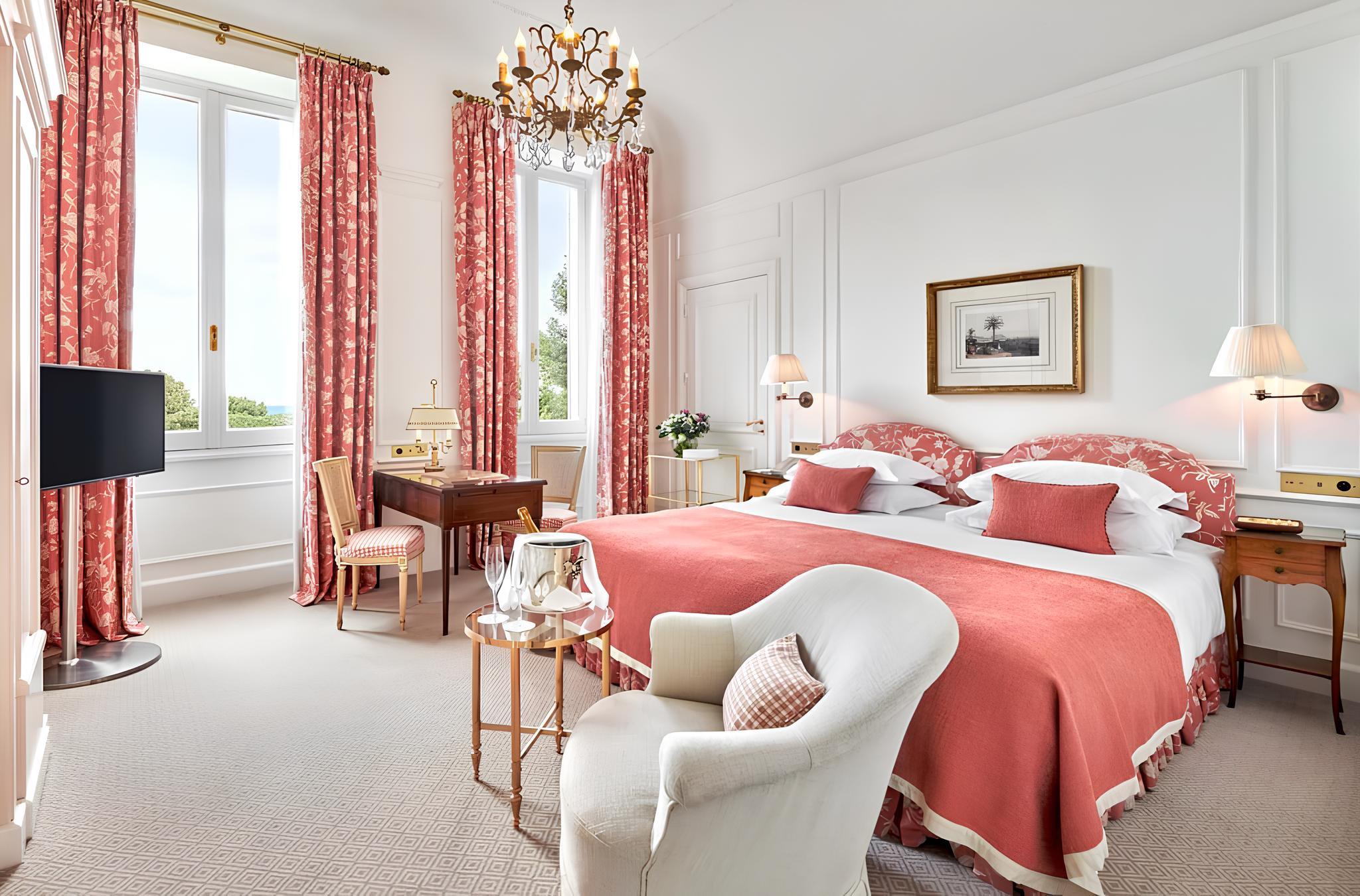 Hôtel du Cap-Eden-Roc: a modern bathroom with double vanity, vessel sinks in white marble, and bright natural light