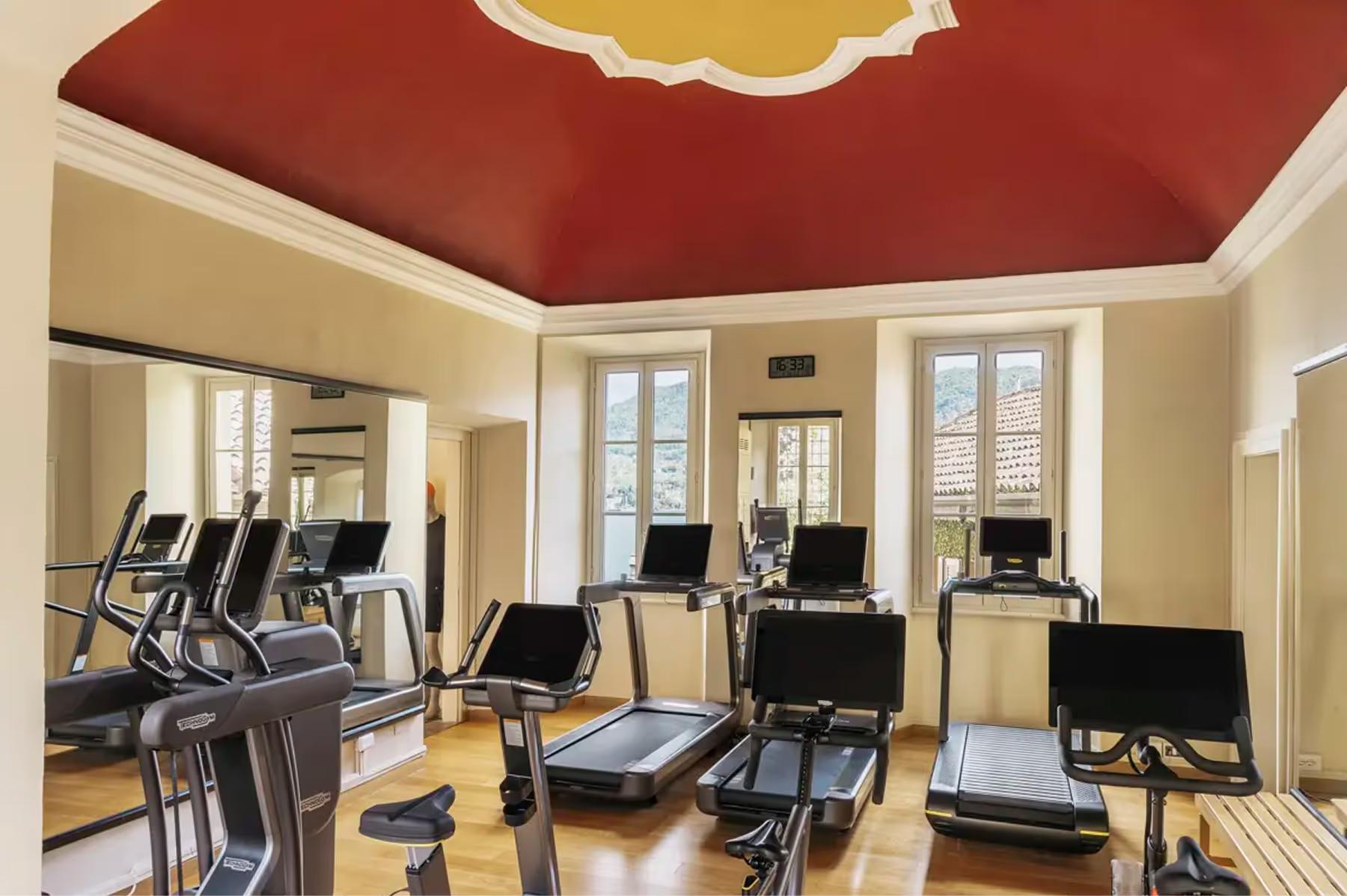 Grand Hotel Tremezzo: fitness studio with exercise equipment and tall windows